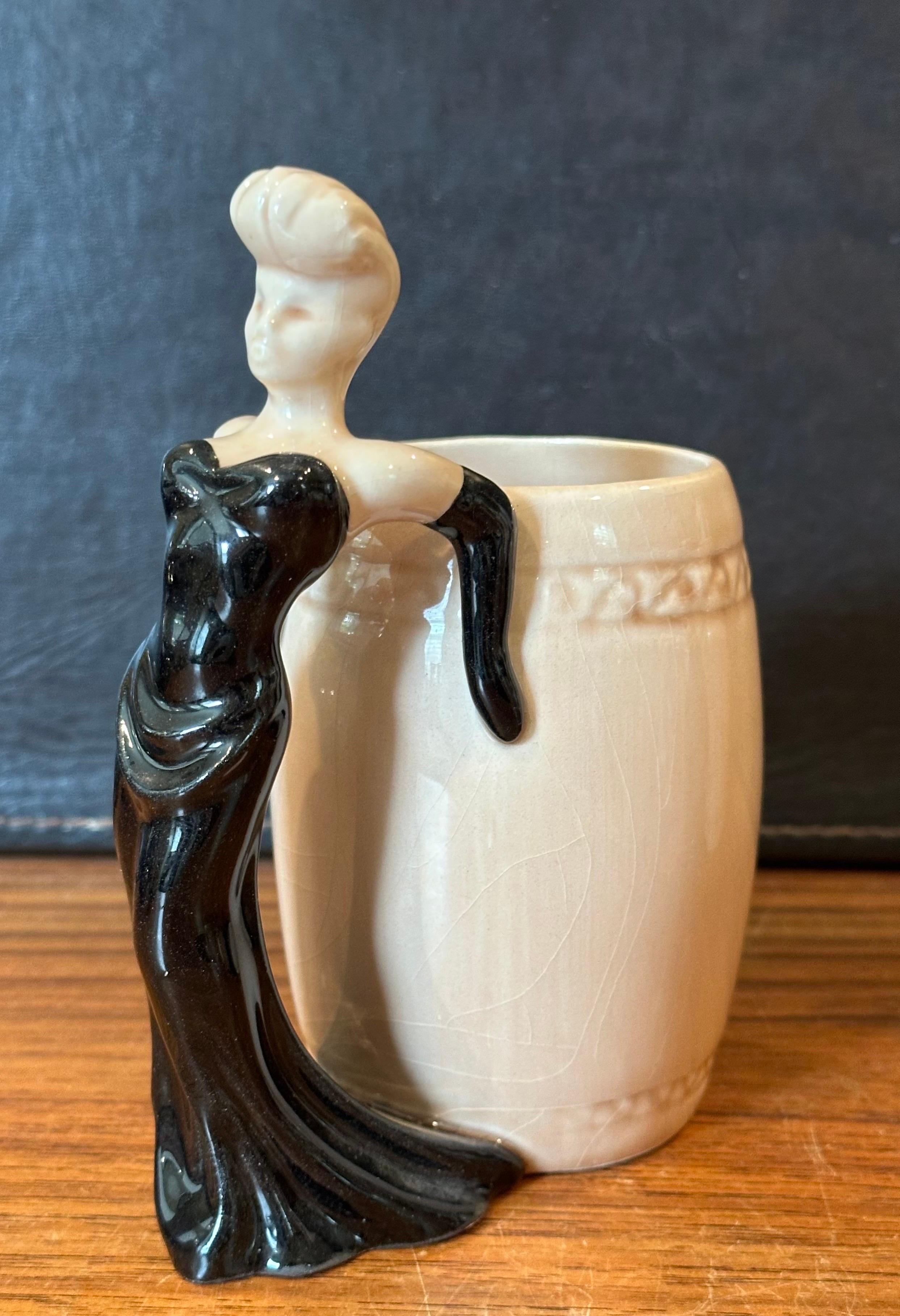 20ième siècle Ensemble de quatre tasses de bar en céramique Trip Tease- Eye Appeal de Dorothy Kindell en vente