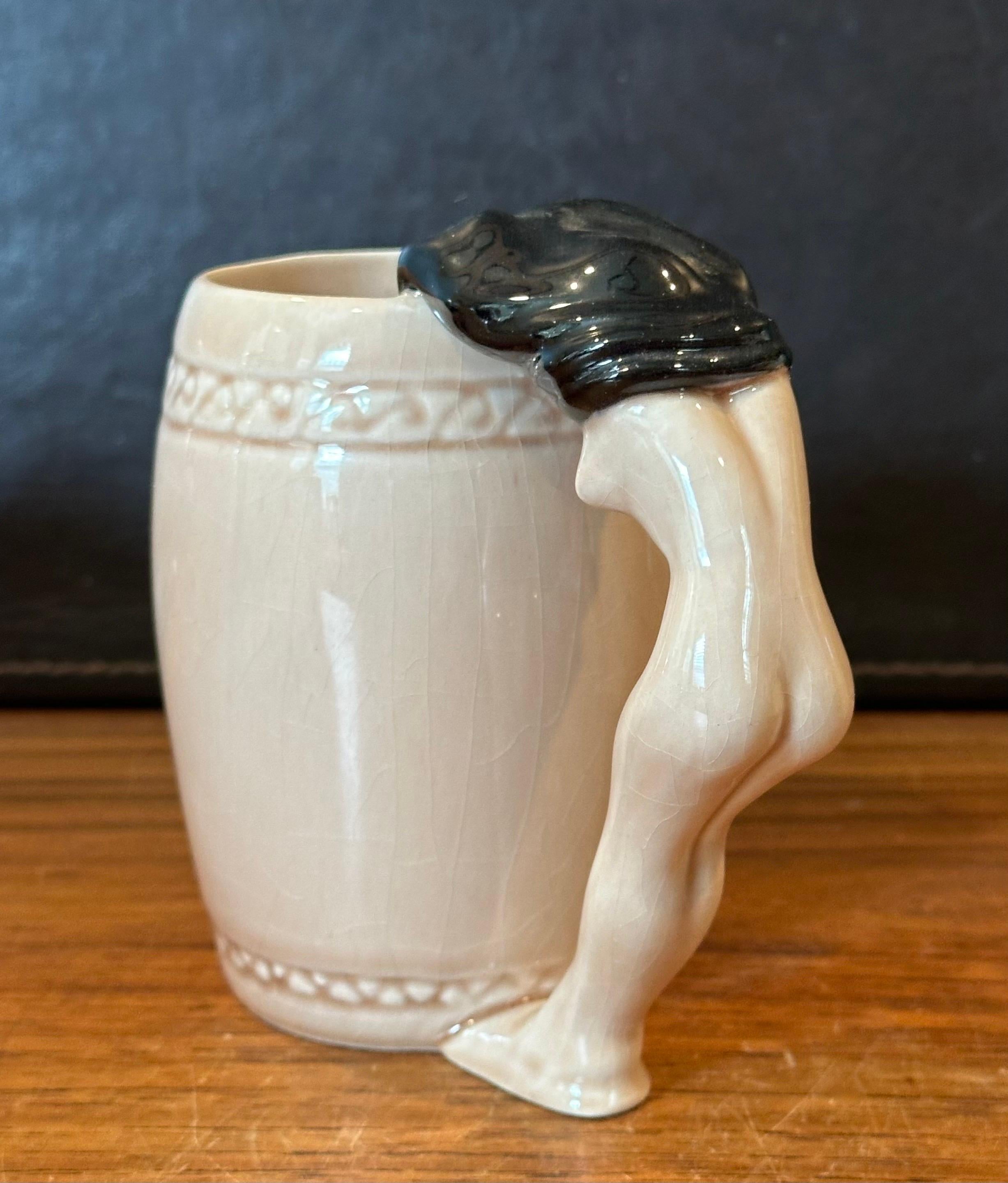 Ensemble de quatre tasses de bar en céramique Trip Tease- Eye Appeal de Dorothy Kindell en vente 1