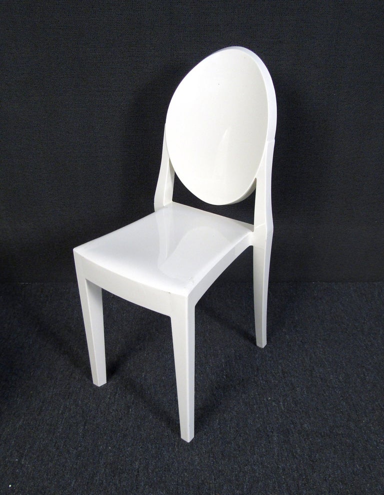 Set of Four Stylish MidCentury Modern Plastic Chairs For Sale at 1stDibs