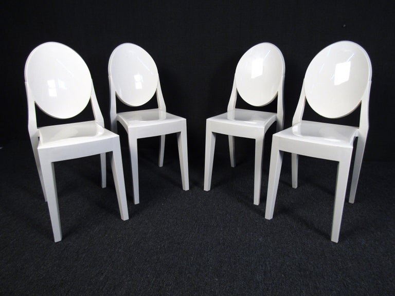 Set of Four Stylish MidCentury Modern Plastic Chairs For Sale at 1stDibs