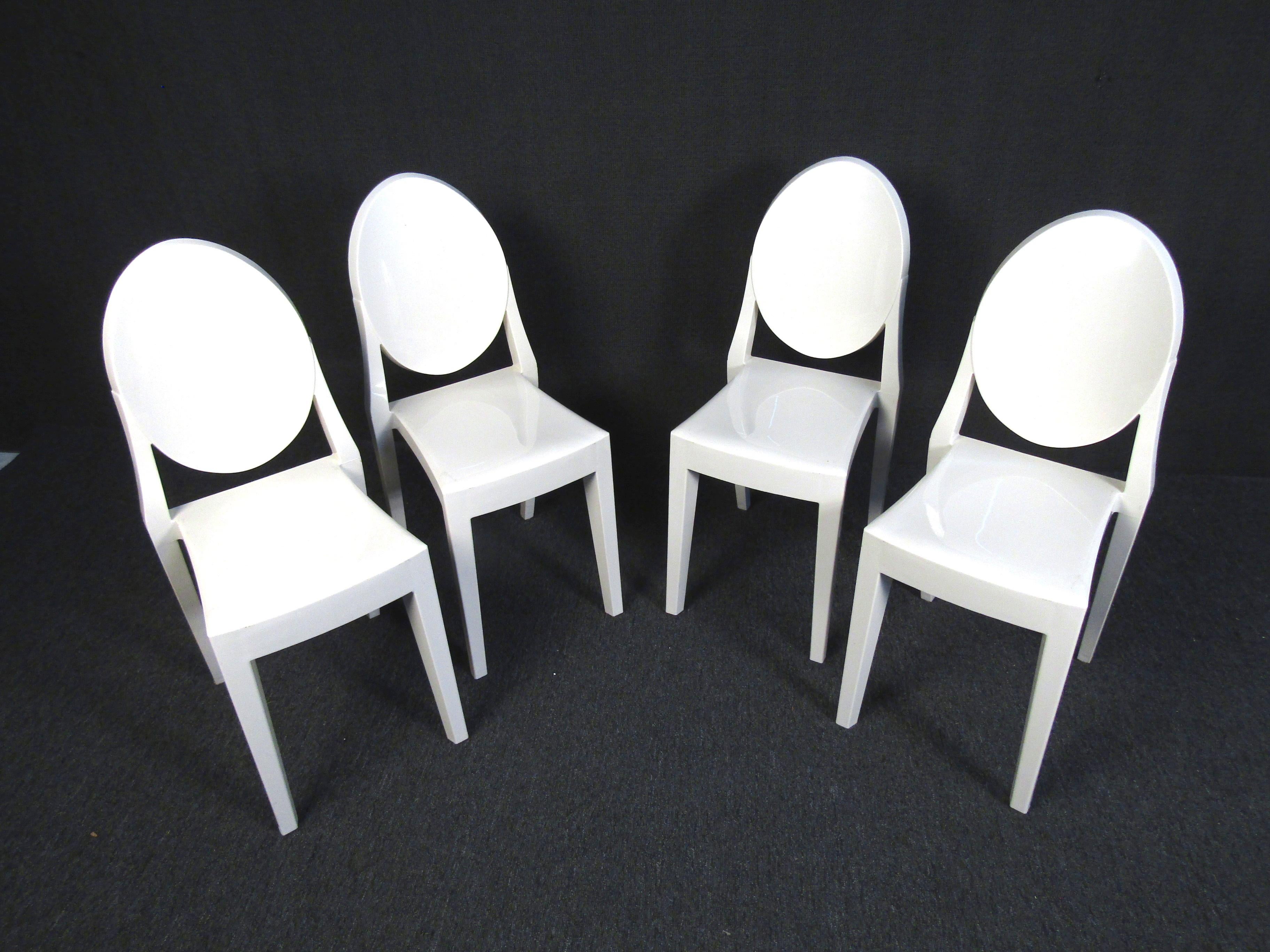 Set of Four Stylish Mid-Century Modern Plastic Chairs In Good Condition For Sale In Brooklyn, NY