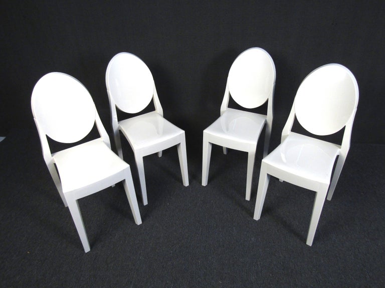 Set of Four Stylish MidCentury Modern Plastic Chairs For Sale at 1stDibs