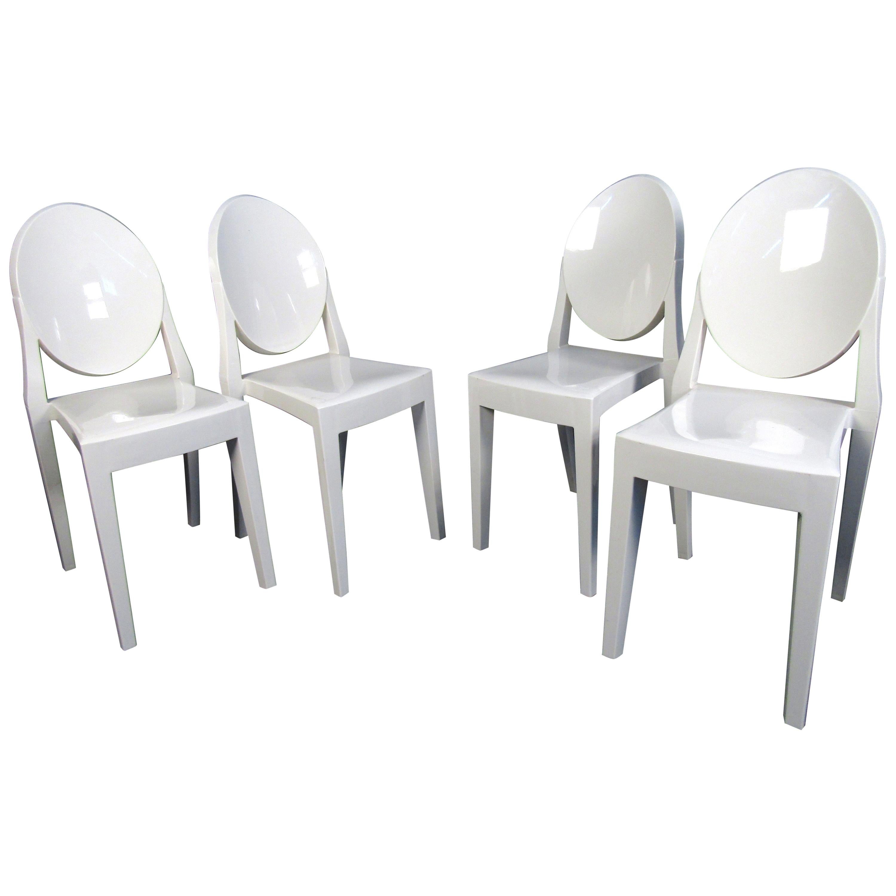 Ensemble de quatre chaises élégantes en plastique de style mi-siècle moderne