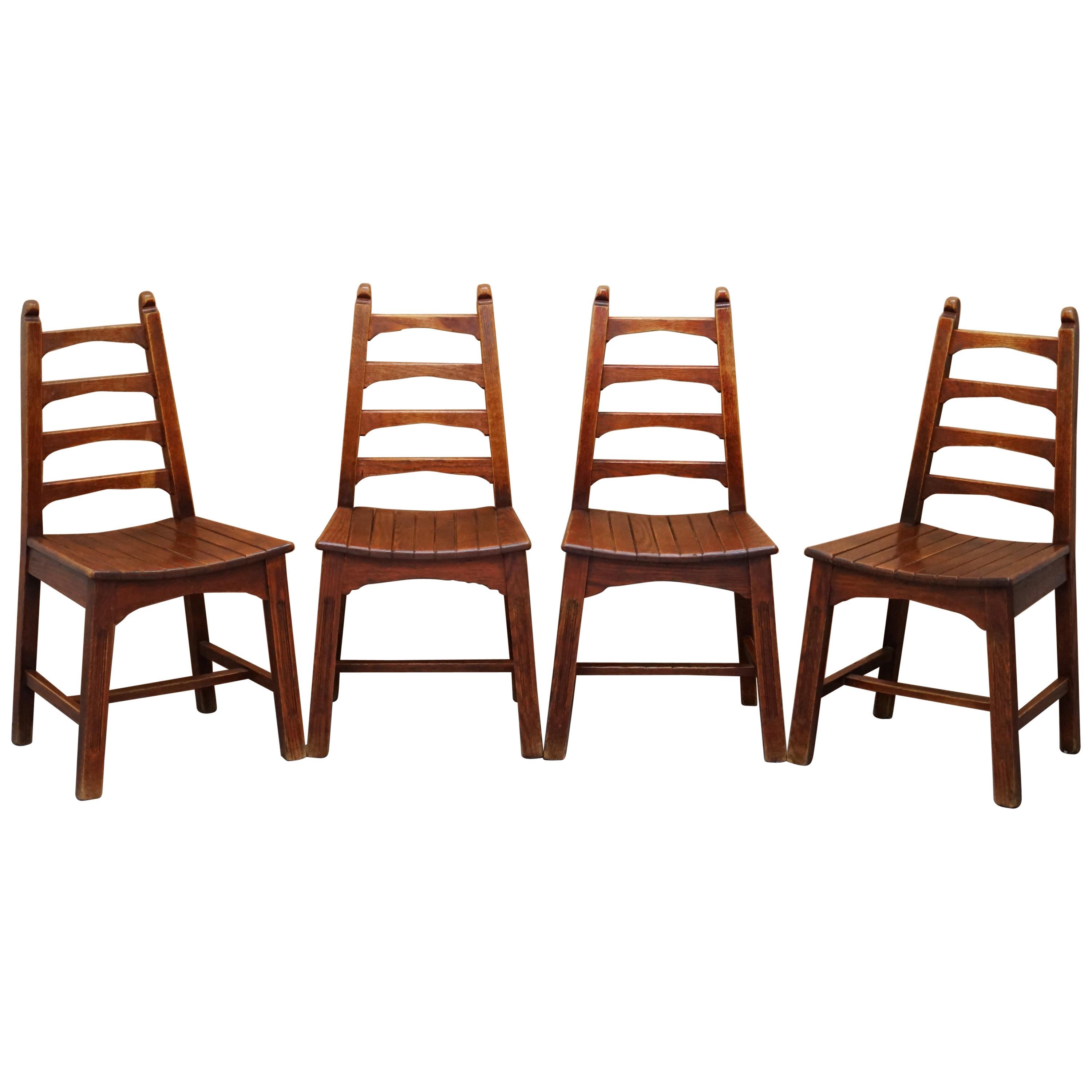 Ensemble de quatre chaises de salle à manger en chêne rouge, élégantes et modernes du milieu du siècle dernier.