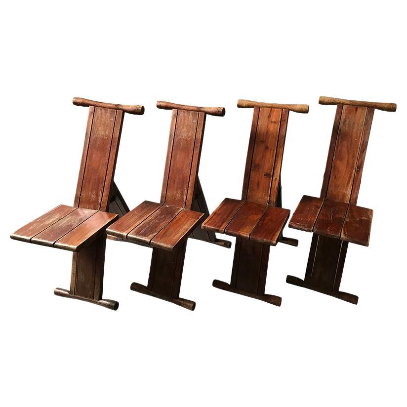 Lot de quatre chaises pliantes en bois de style moderniste du milieu du siècle dernier