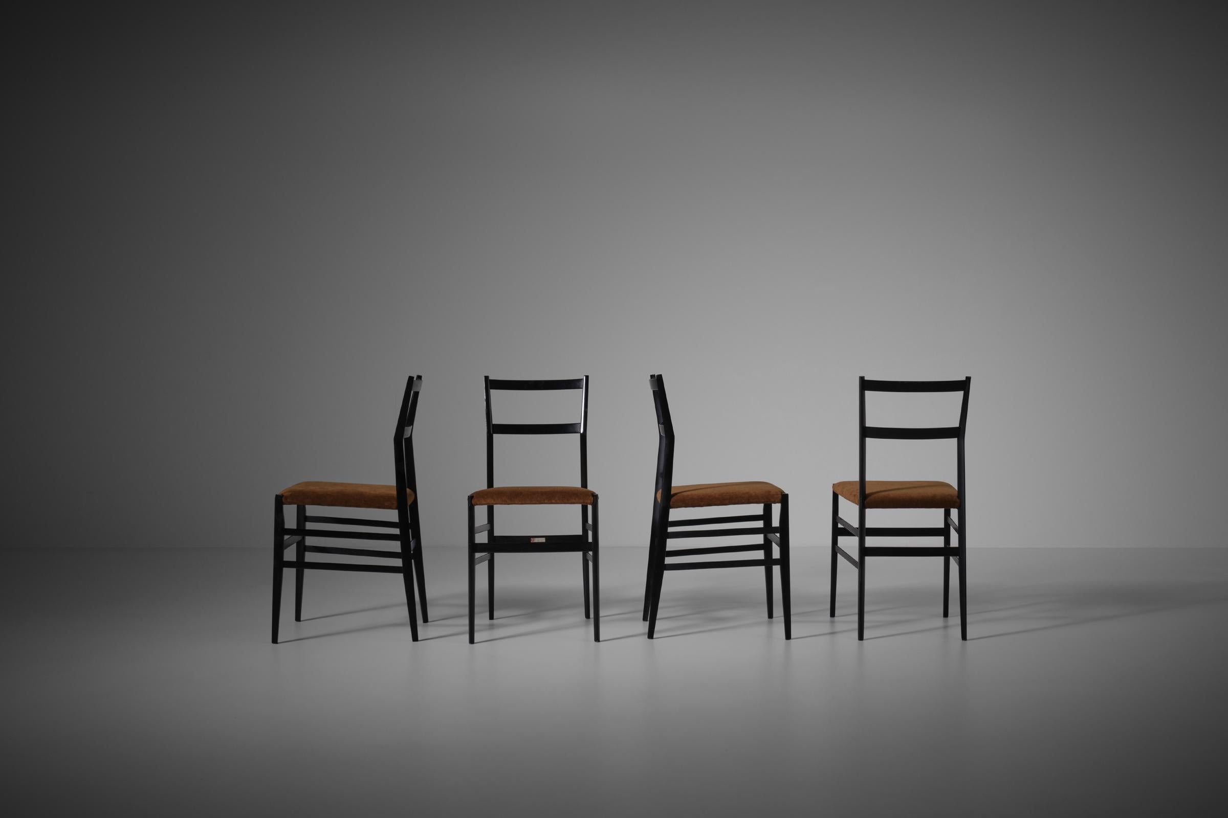 Milieu du XXe siècle Ensemble de quatre chaises 