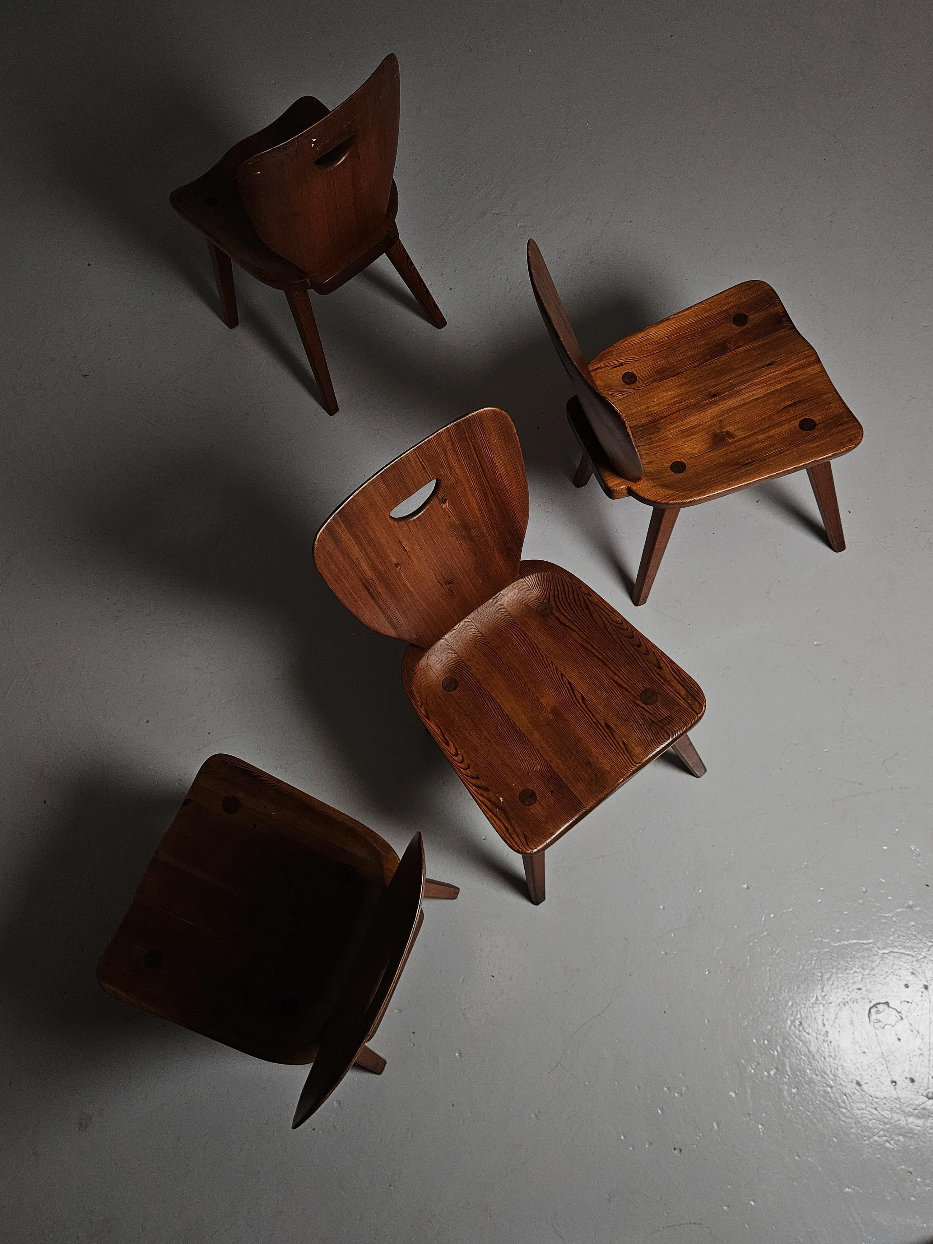 Set di quattro sedie da pranzo in pino di design svedese, anni '30 in vendita 8