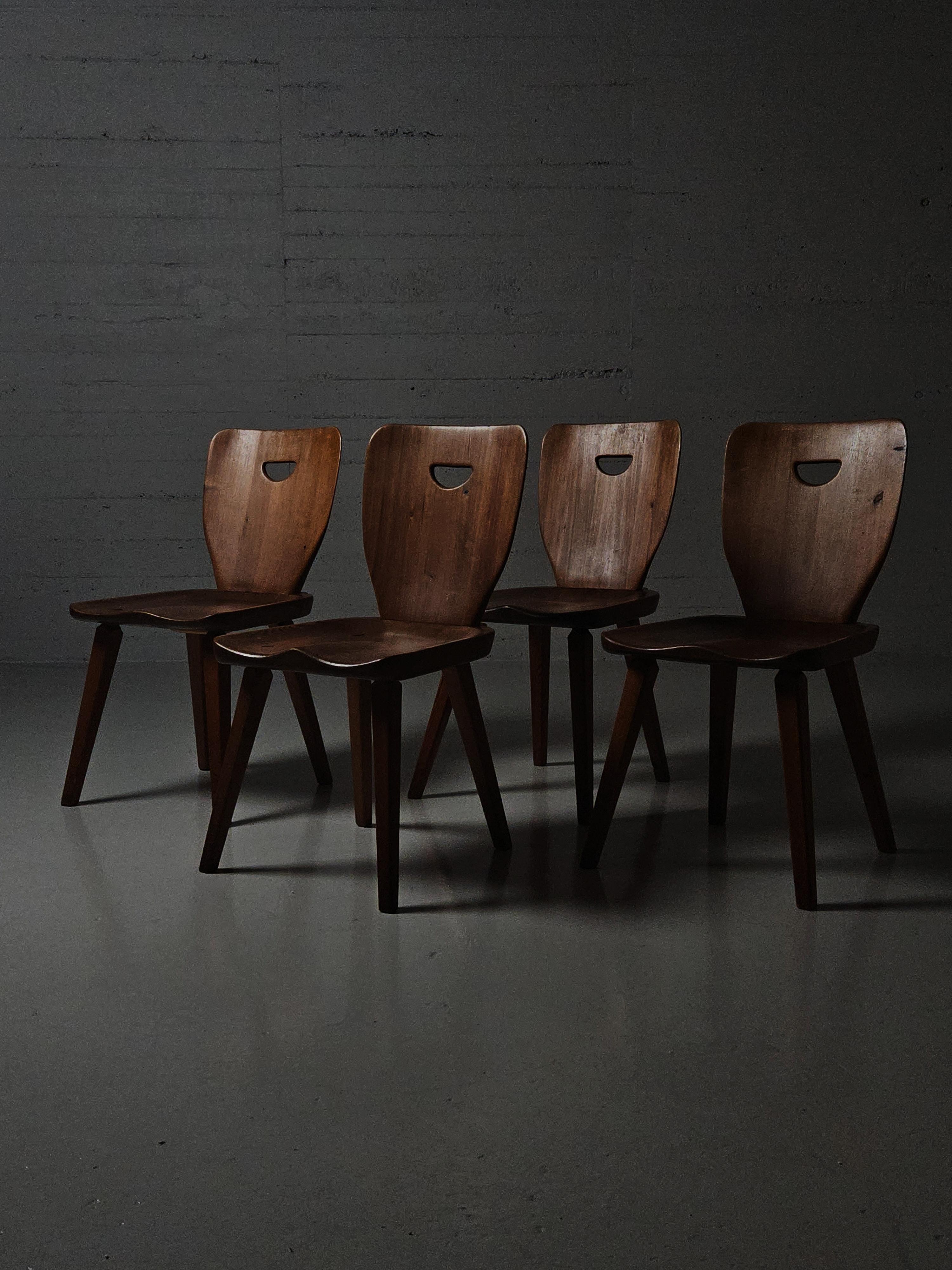 Grande set di quattro sedie da pranzo in pino realizzate da un designer ed ebanista sconosciuto in Svezia durante gli anni '30.

Realizzato in pino massiccio intagliato a mano. 

Condizioni originali. 