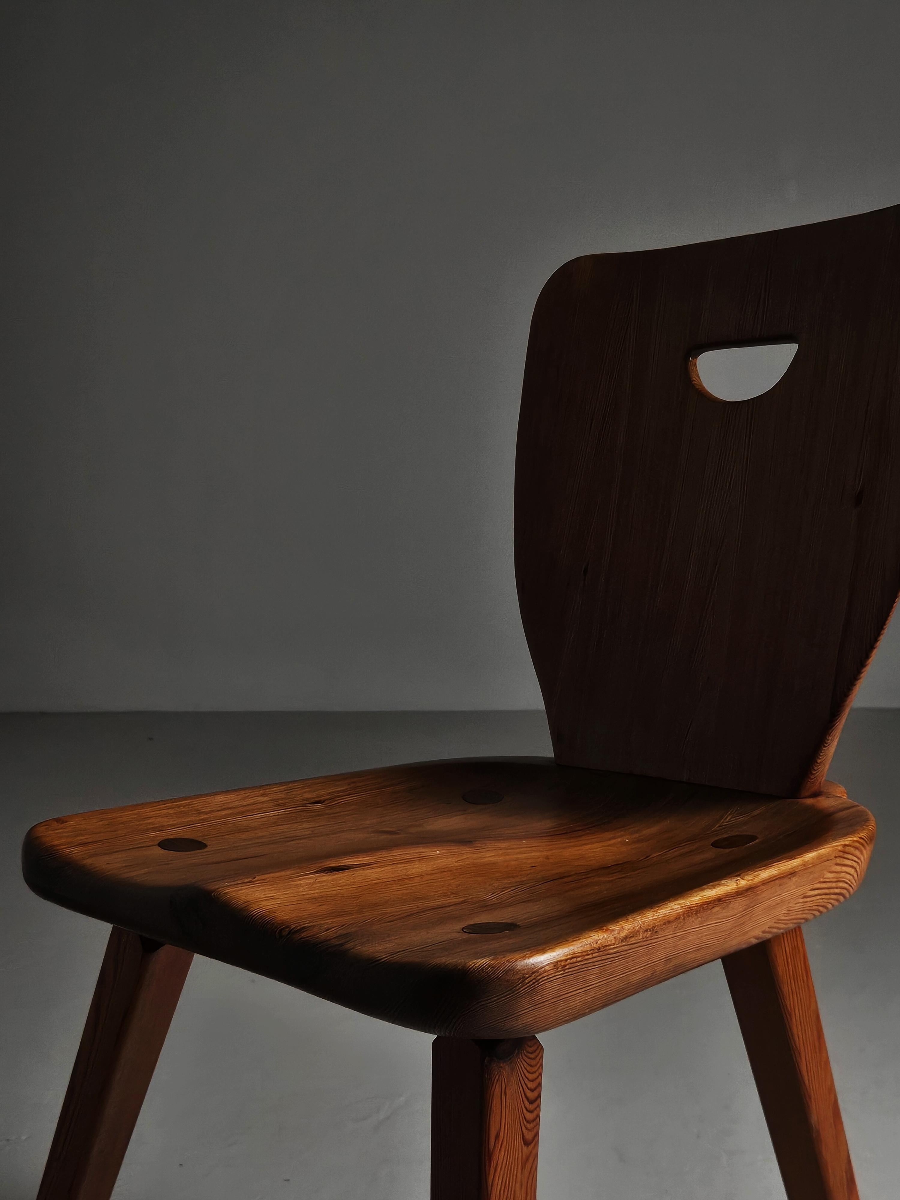 Set di quattro sedie da pranzo in pino di design svedese, anni '30 In condizioni discrete in vendita a Eskilstuna, SE