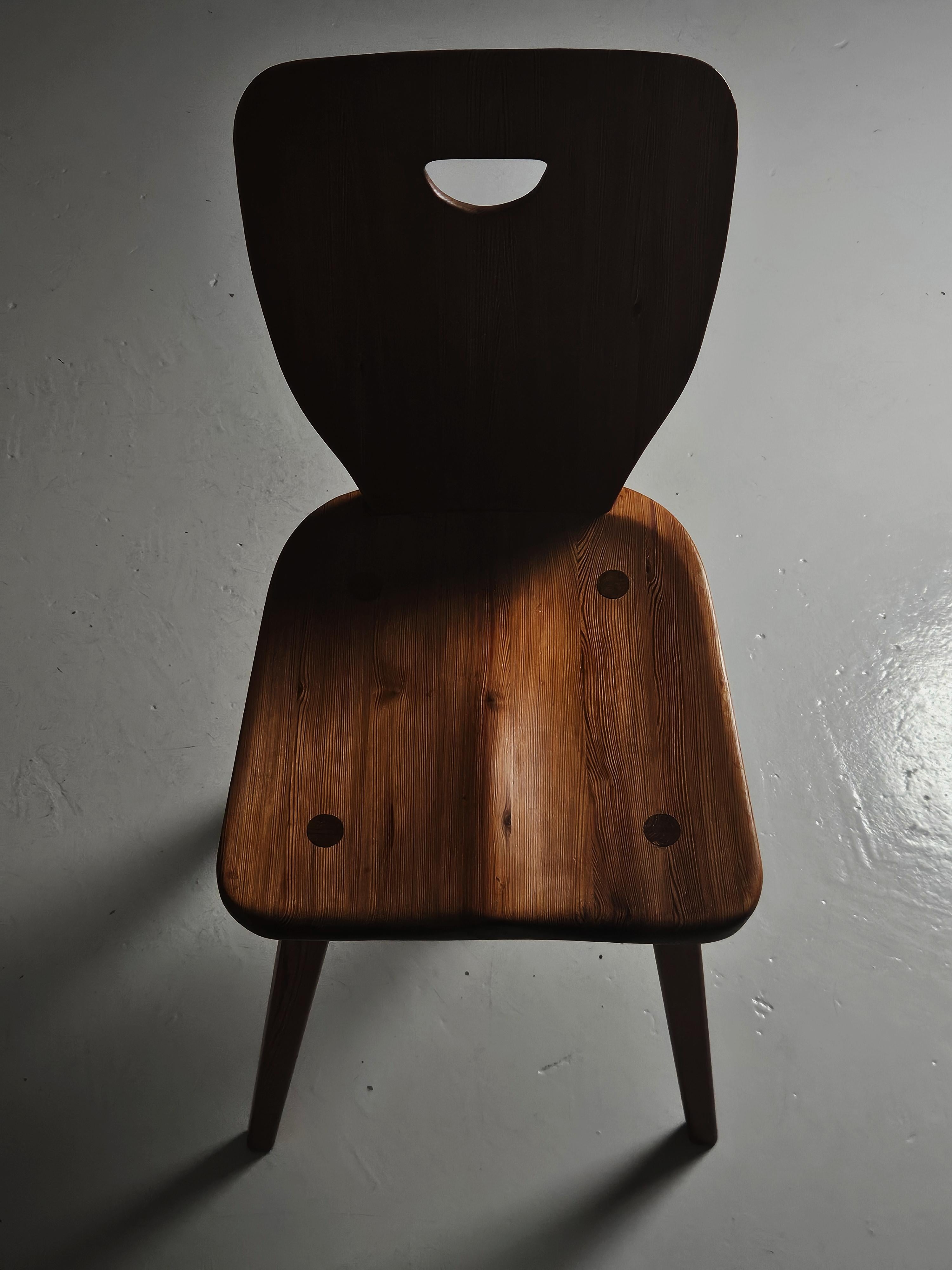 Pino Set di quattro sedie da pranzo in pino di design svedese, anni '30 in vendita