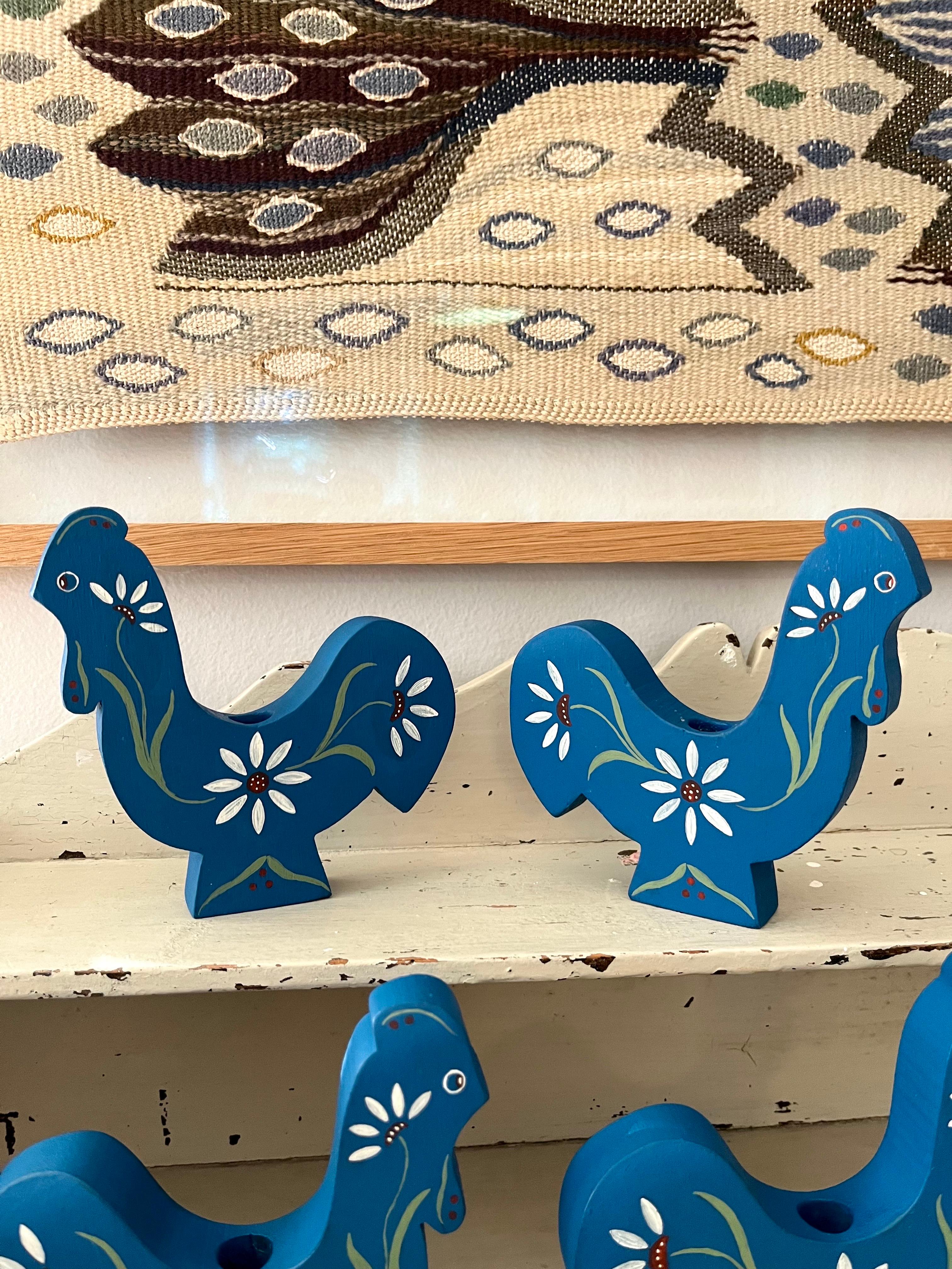 Set di quattro portacandele a forma di gallo in arte popolare svedese, anni '80 in vendita 2