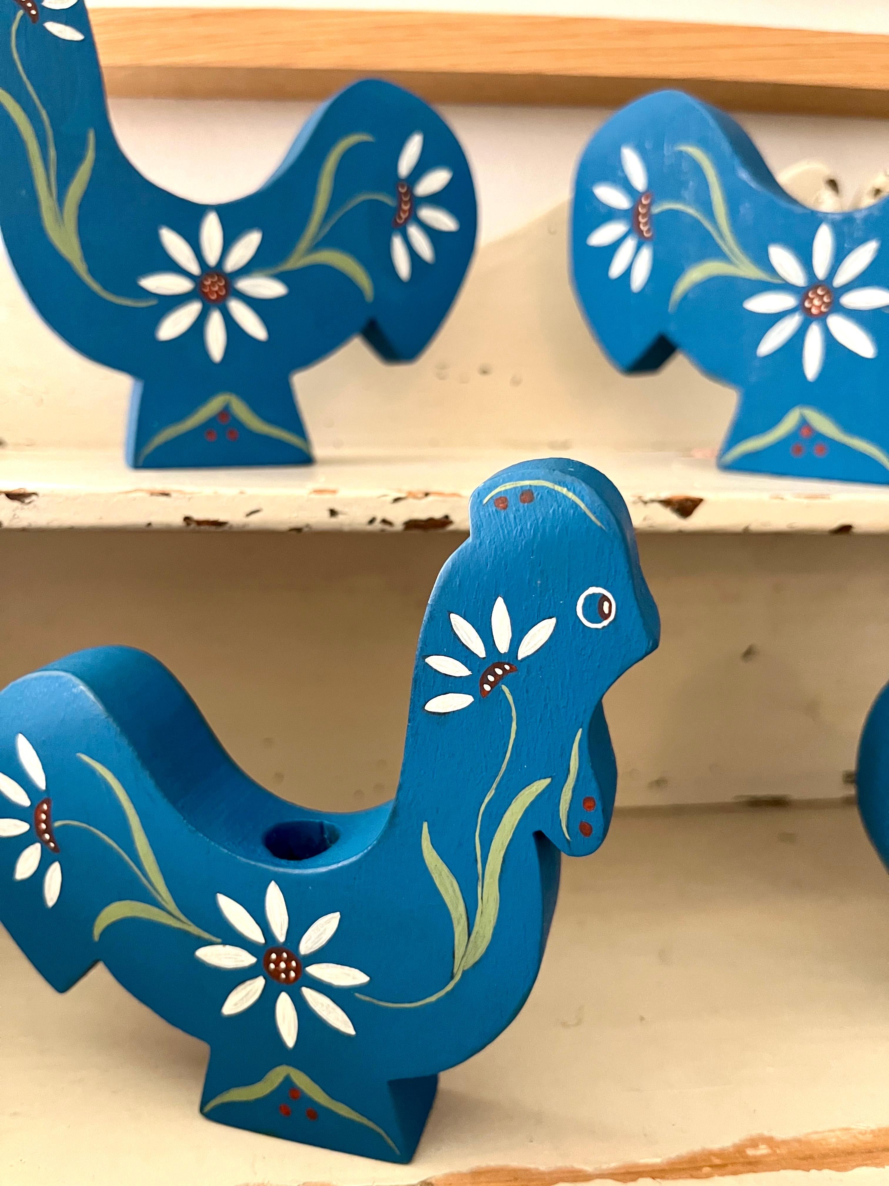 Set di quattro portacandele a forma di gallo in arte popolare svedese, anni '80 in vendita 4