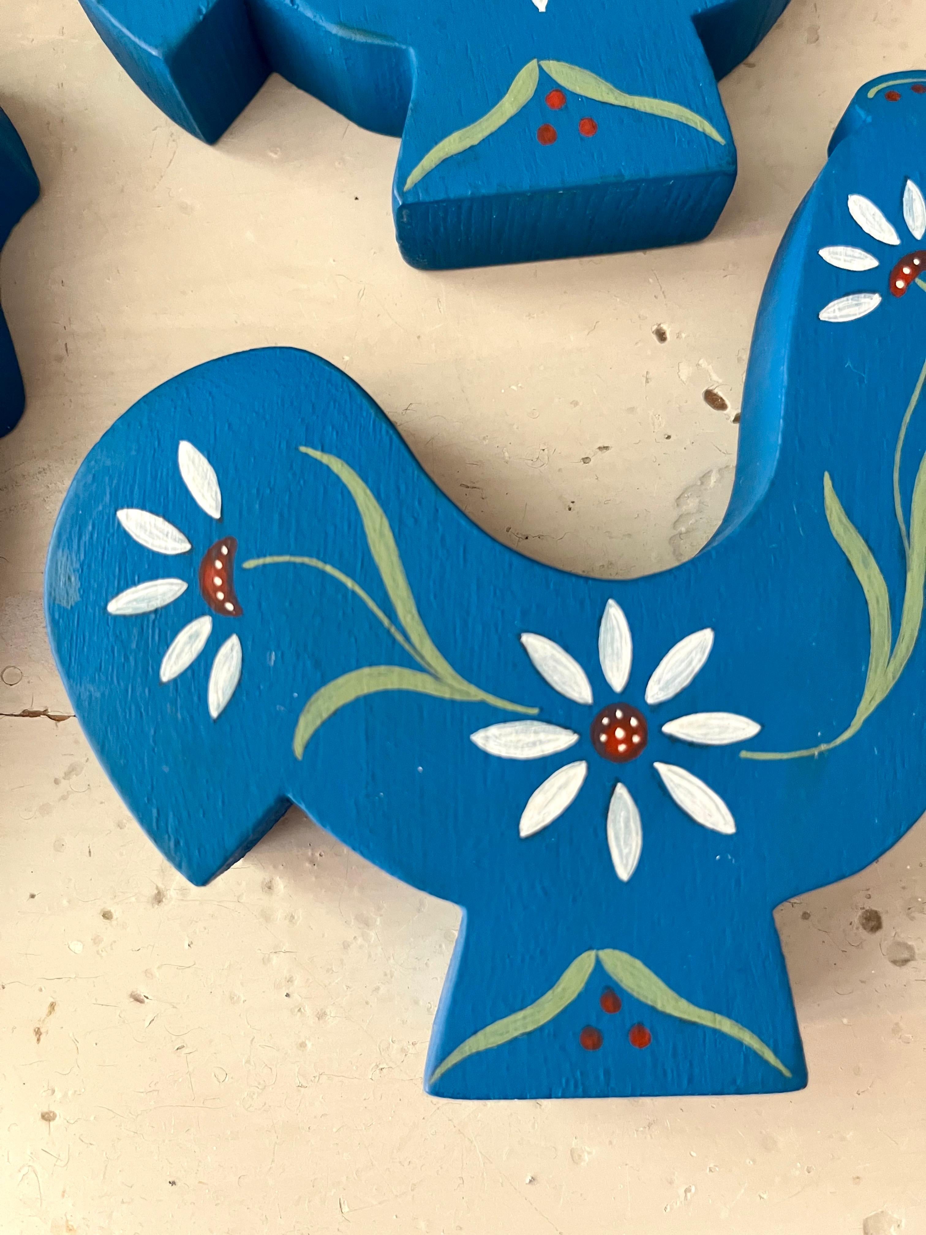 Set di quattro portacandele a forma di gallo in arte popolare svedese, anni '80 in vendita 5