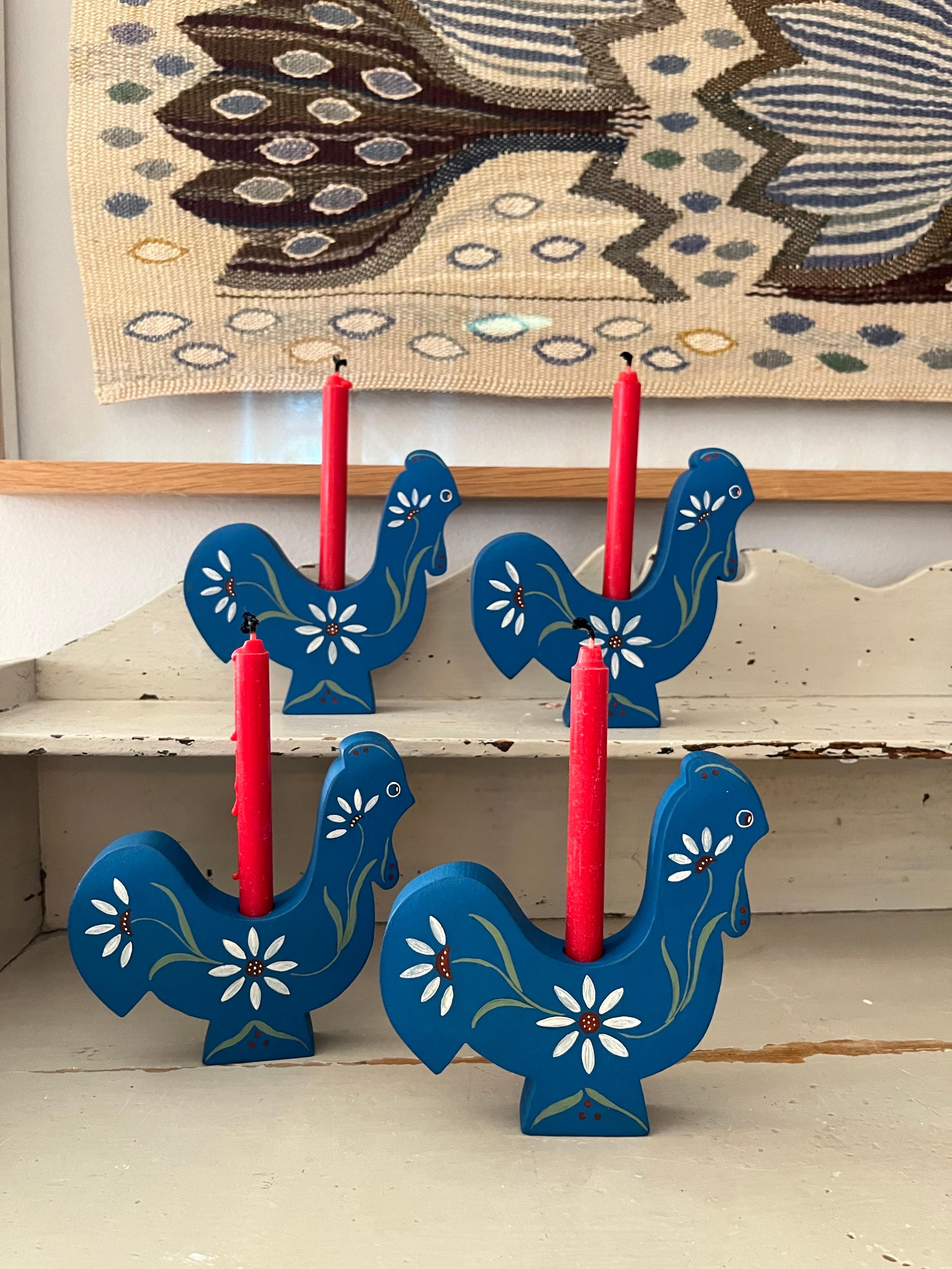 Set di quattro portacandele a forma di gallo in arte popolare svedese, anni '80

Affascinante set di quattro portacandele di arte popolare svedese, realizzati negli anni '80 e a forma di galli stilizzati. Realizzato in legno massiccio e dipinto nel