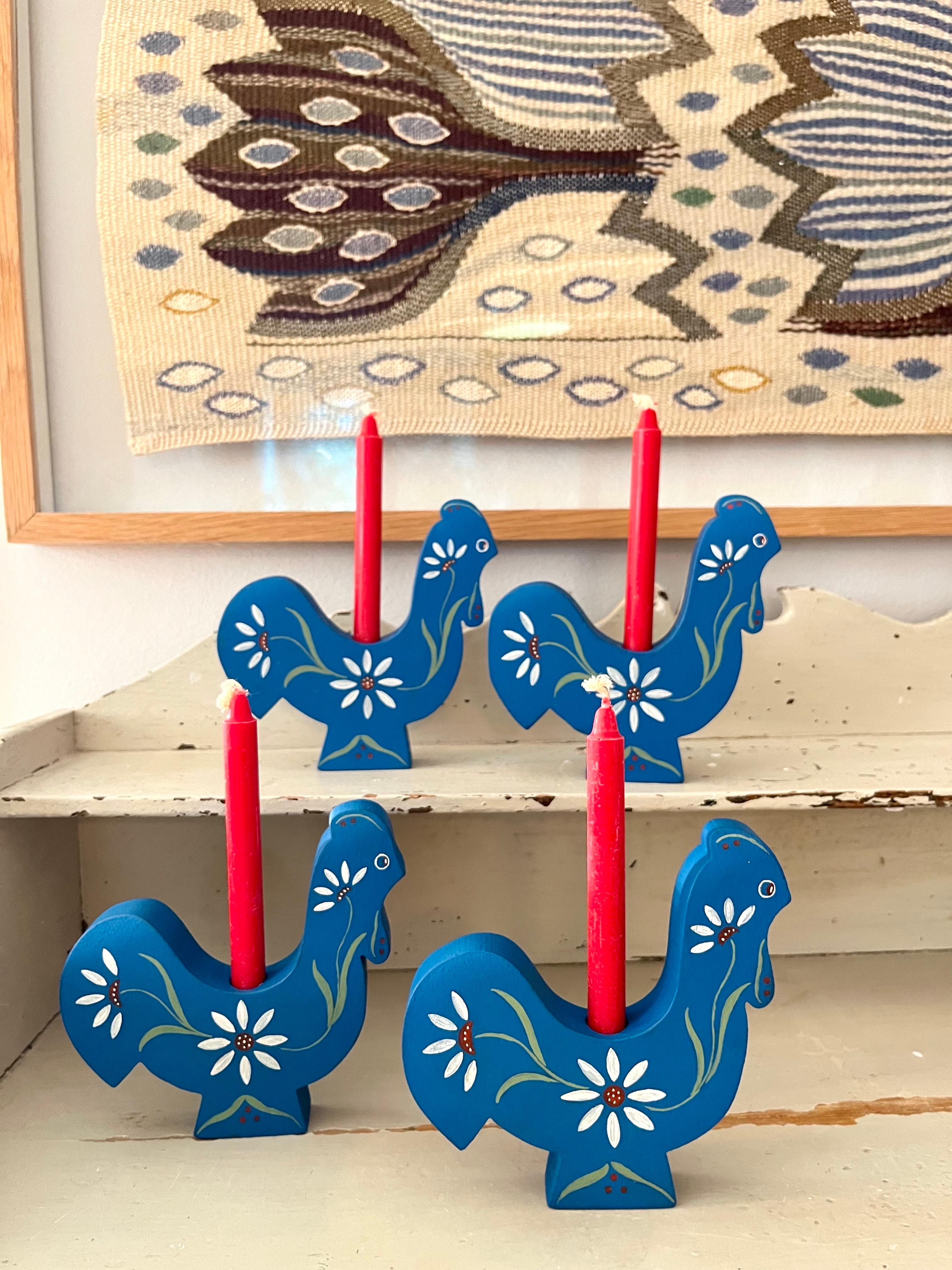Arte popolare Set di quattro portacandele a forma di gallo in arte popolare svedese, anni '80 in vendita