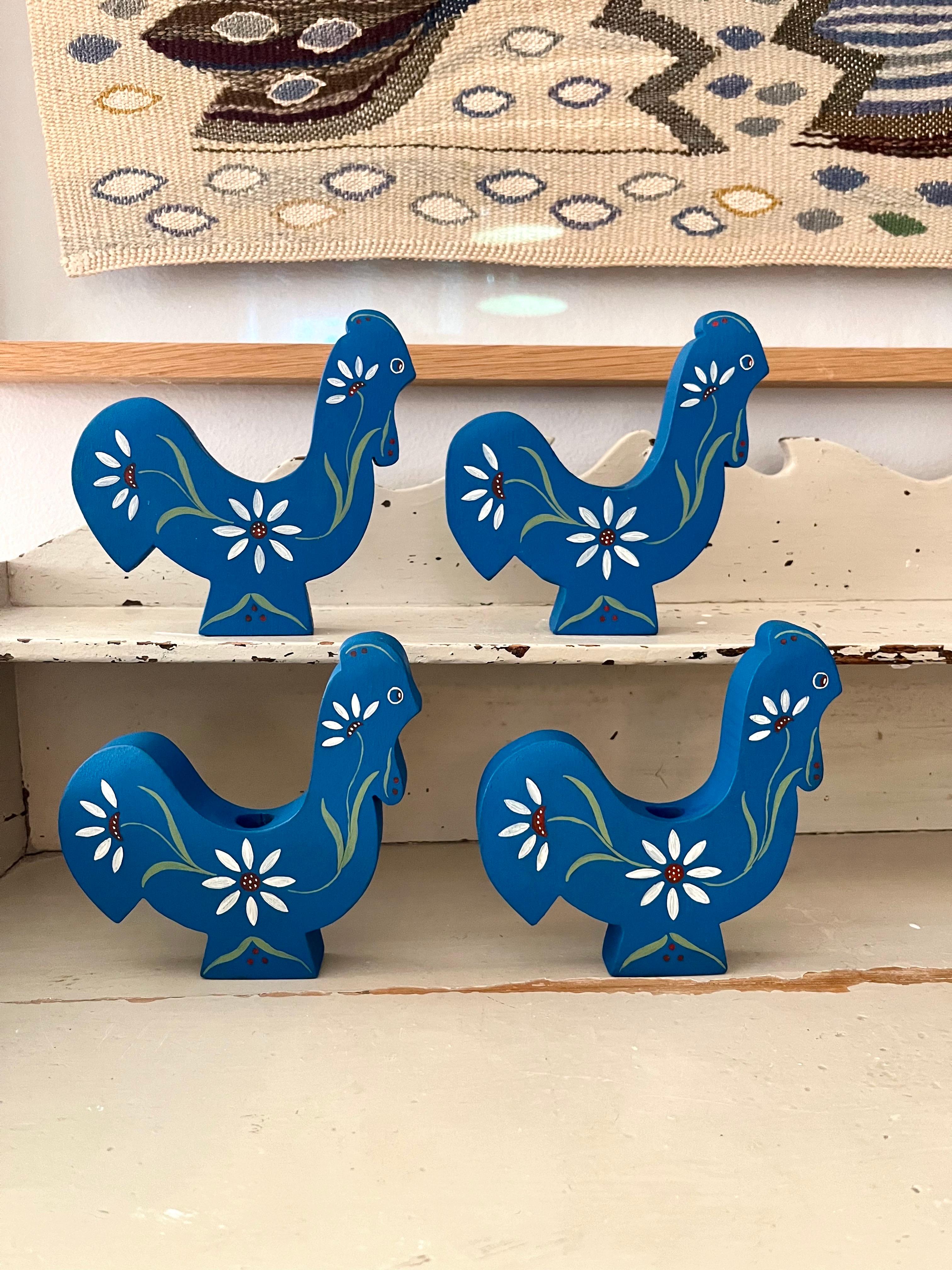Dipinto a mano Set di quattro portacandele a forma di gallo in arte popolare svedese, anni '80 in vendita