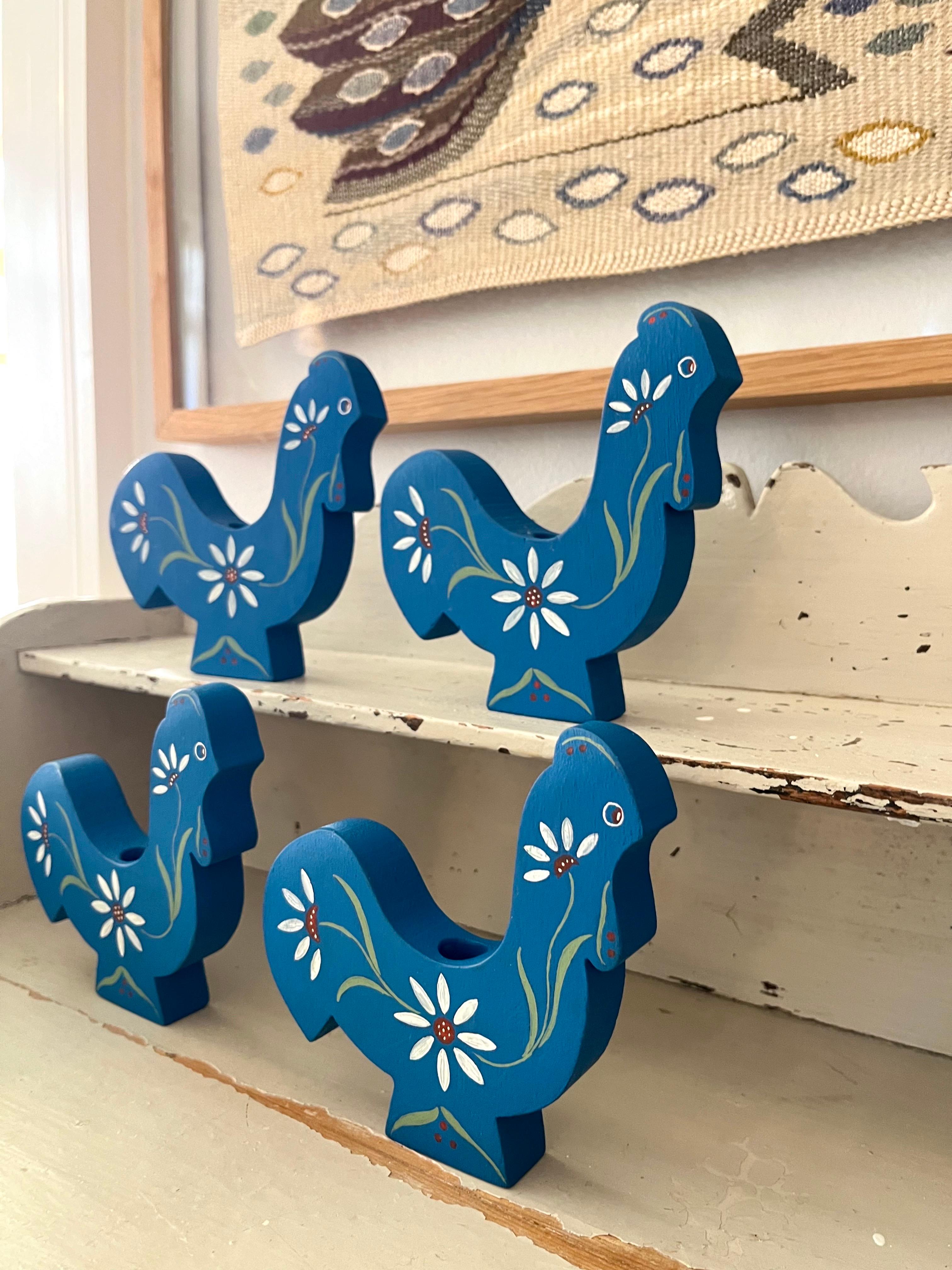 Set di quattro portacandele a forma di gallo in arte popolare svedese, anni '80 In condizioni buone in vendita a Frederiksberg C, DK
