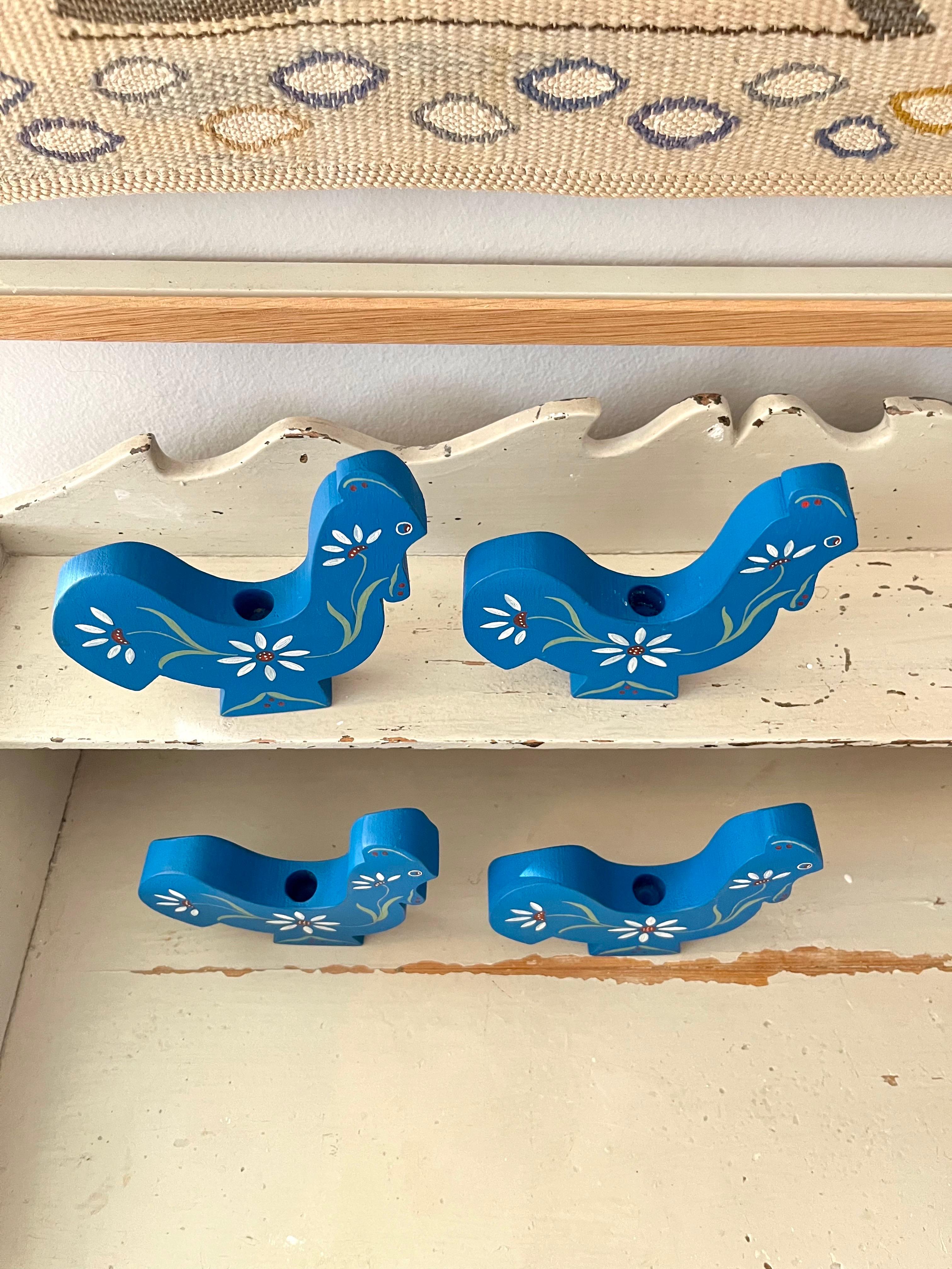 Legno Set di quattro portacandele a forma di gallo in arte popolare svedese, anni '80 in vendita