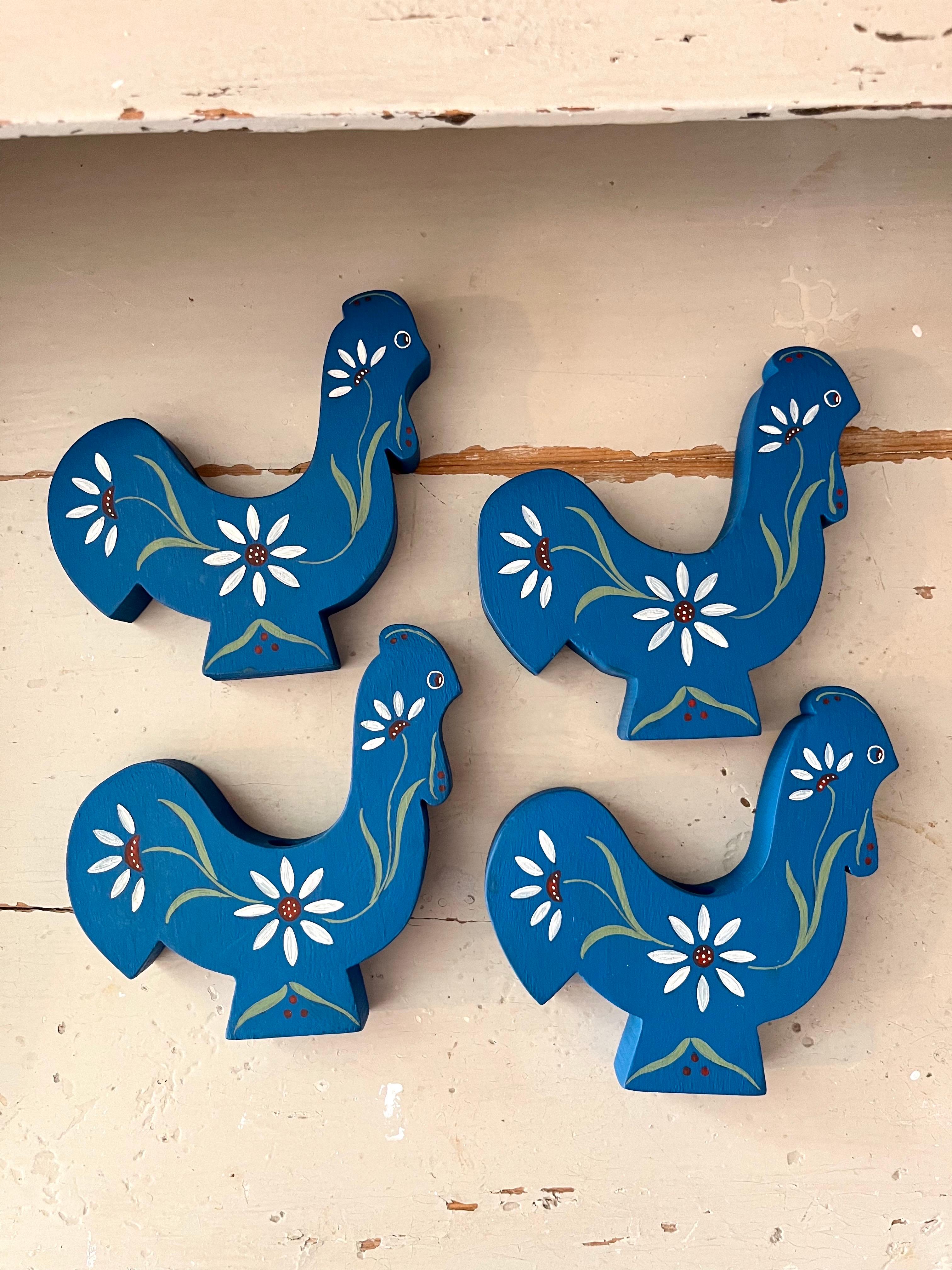 Set di quattro portacandele a forma di gallo in arte popolare svedese, anni '80 in vendita 1