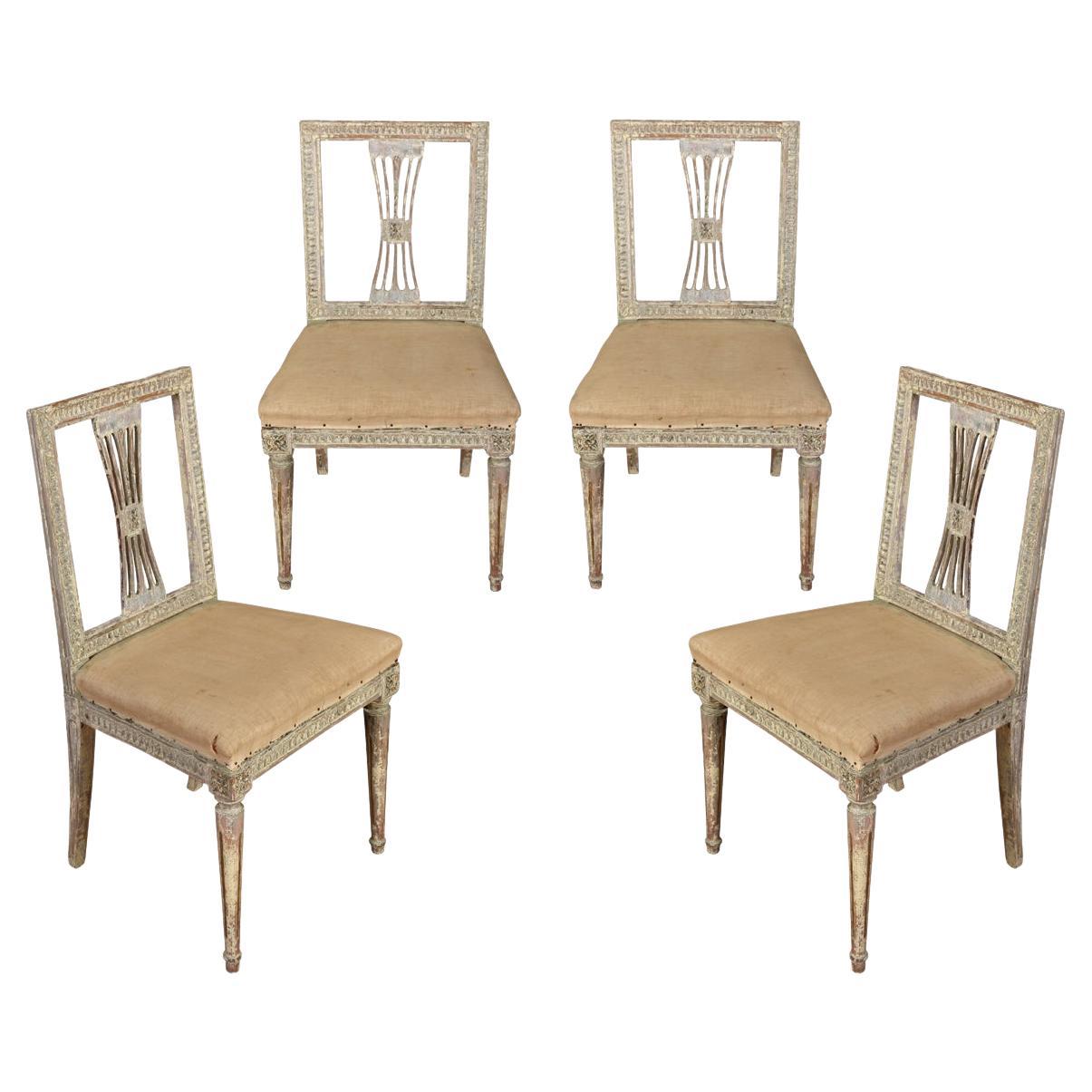 Satz von vier schwedischen gustavianischen Beistellstühlen im Angebot