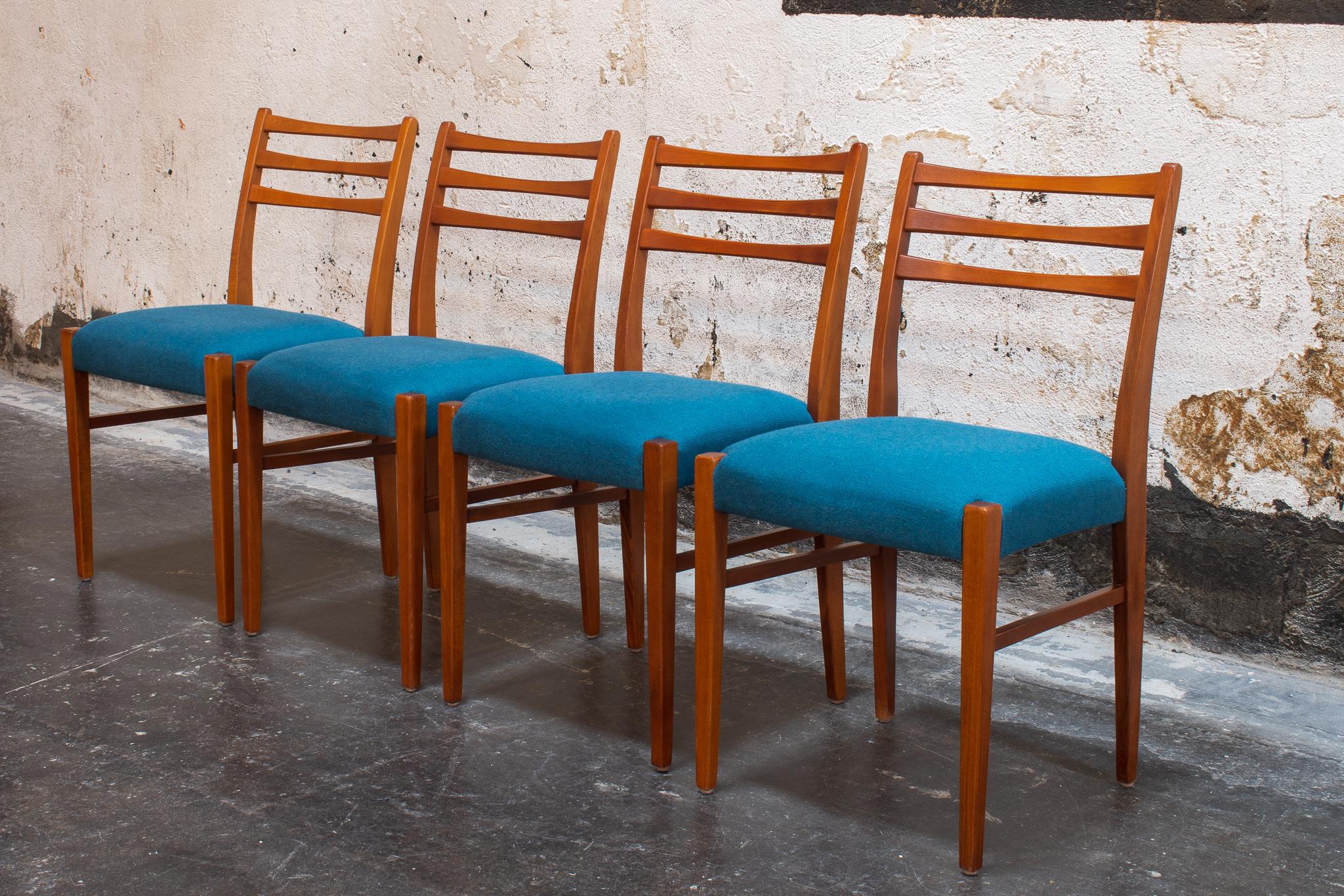 Suédois Ensemble de quatre chaises de salle à manger suédoises en teck du mi-siècle moderne en vente