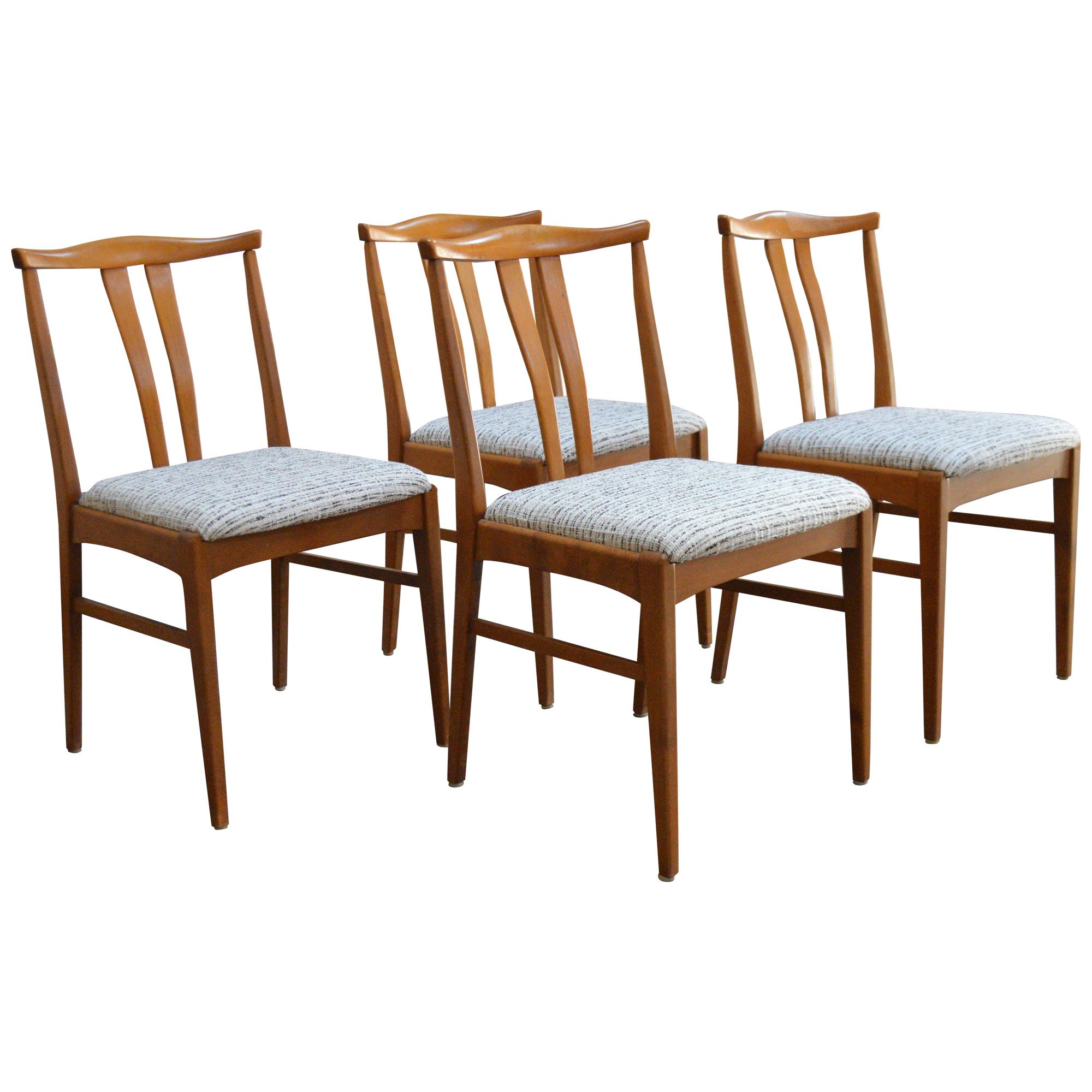 Ensemble de quatre chaises de salle à manger suédoises du milieu du siècle dernier