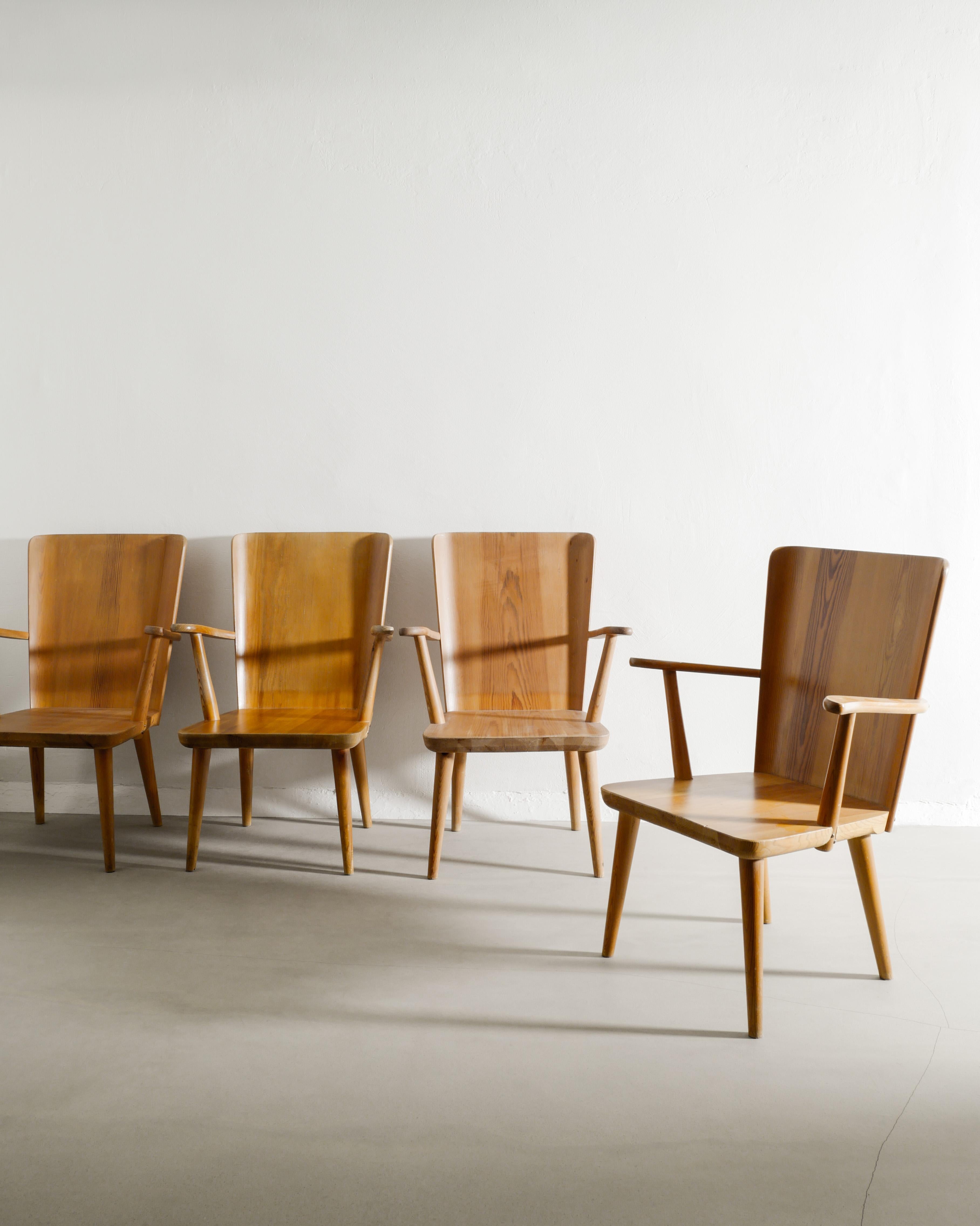 Rare ensemble de quatre fauteuils en bois suédois du milieu du siècle en pin par Göran Malmvall produit par Svensk Fur 1940s. En bon état d'origine. Trois des chaises sont livrées avec les coussins d'origine, mais elles ont besoin d'un nouveau