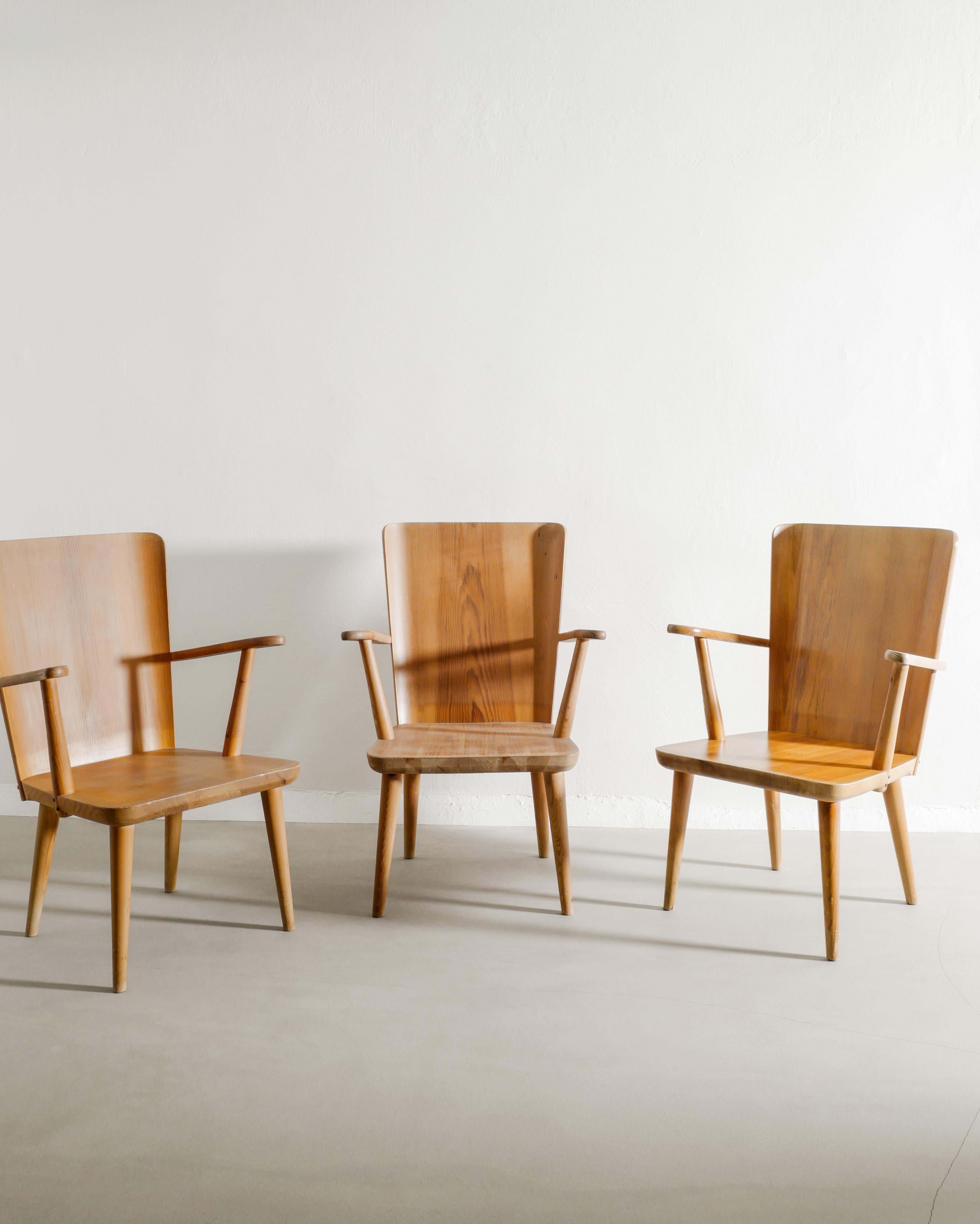 Scandinave moderne Ensemble de quatre fauteuils suédois en pin produits par Göran Malmvall, années 1940 en vente
