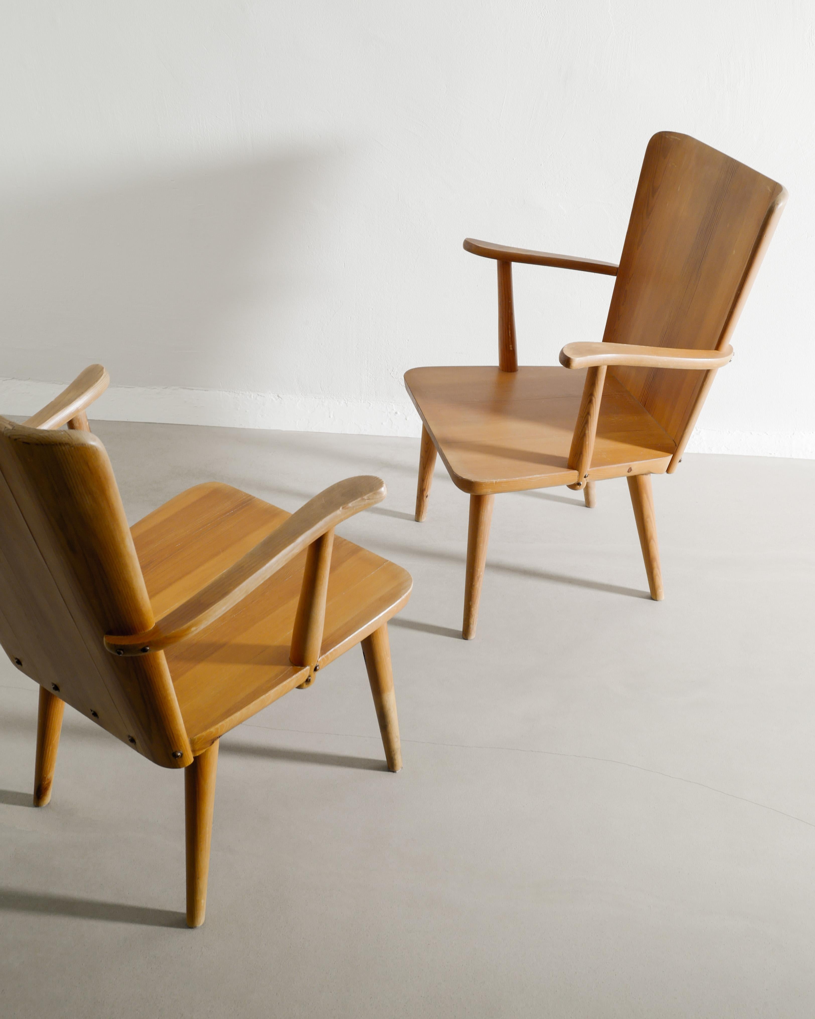 Suédois Ensemble de quatre fauteuils suédois en pin produits par Göran Malmvall, années 1940 en vente