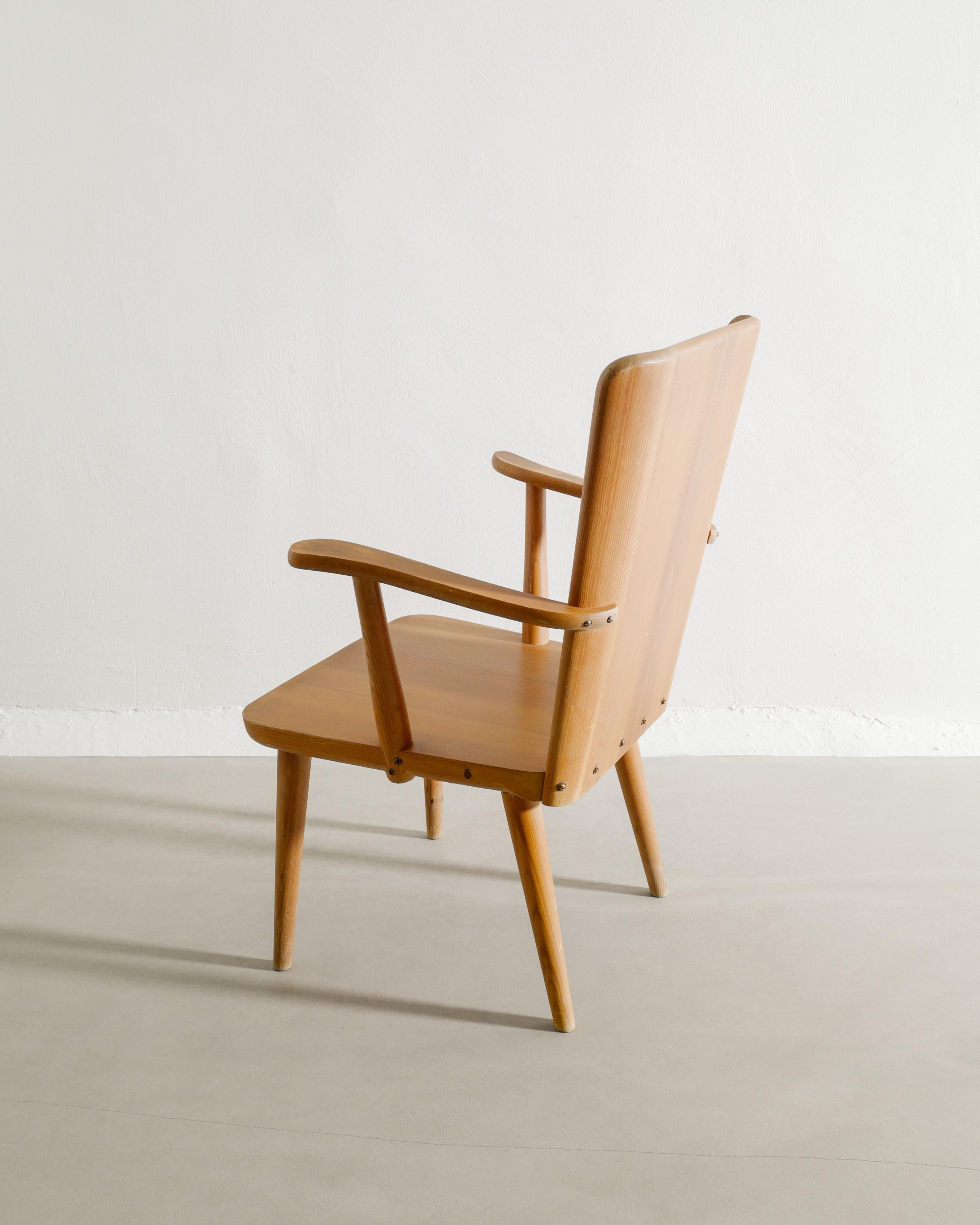 Ensemble de quatre fauteuils suédois en pin produits par Göran Malmvall, années 1940 Bon état - En vente à Stockholm, SE