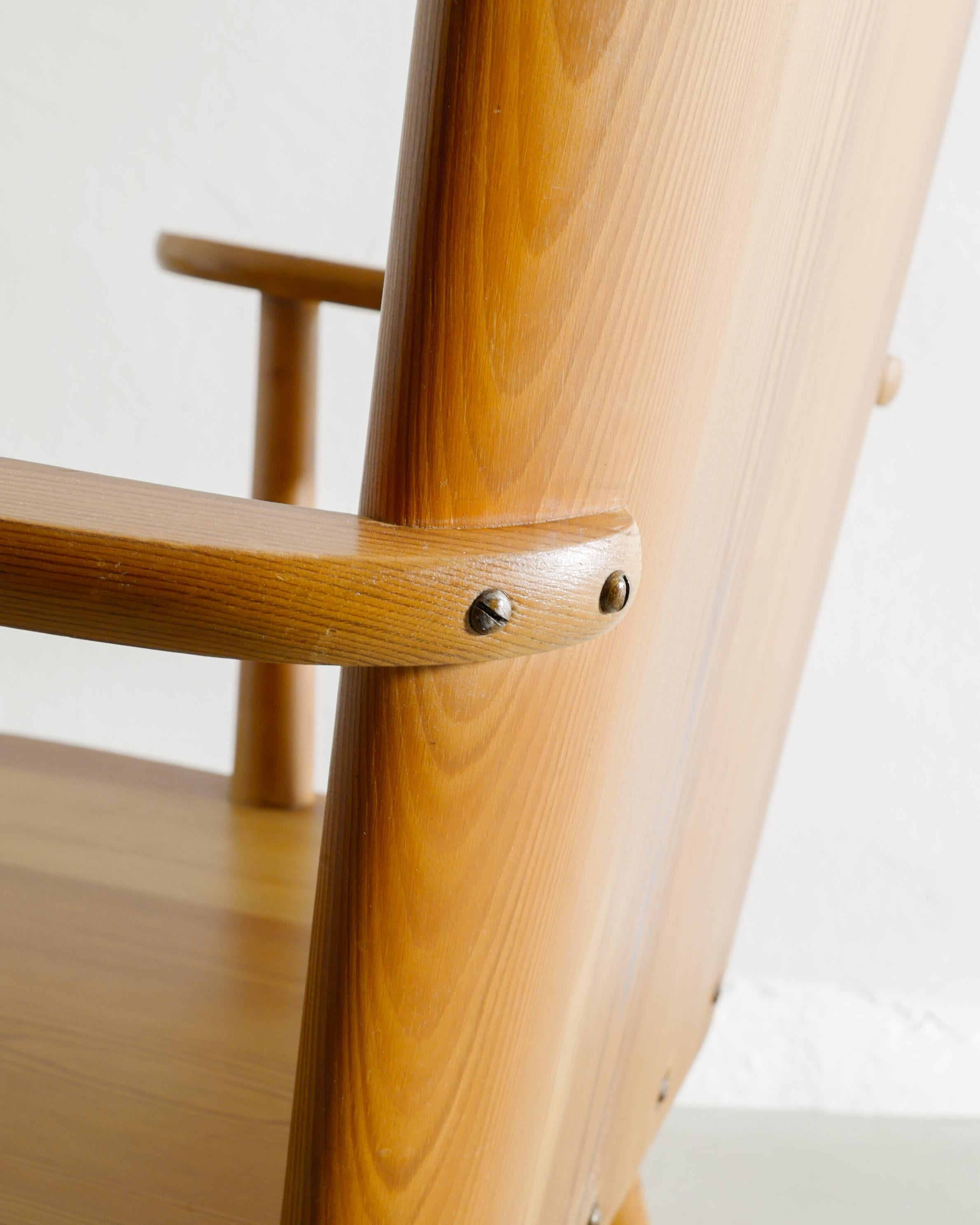 Milieu du XXe siècle Ensemble de quatre fauteuils suédois en pin produits par Göran Malmvall, années 1940 en vente