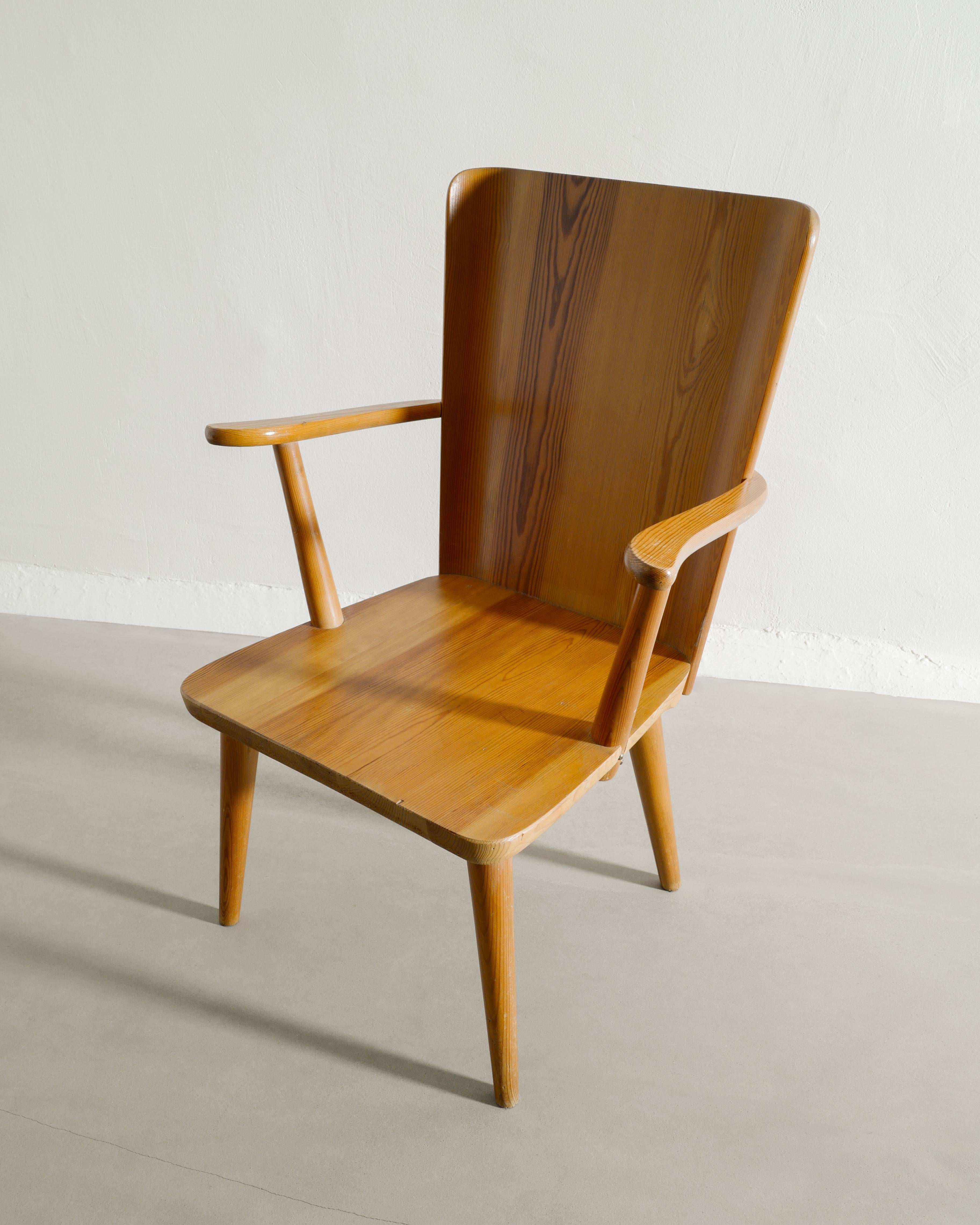 Pin Ensemble de quatre fauteuils suédois en pin produits par Göran Malmvall, années 1940 en vente