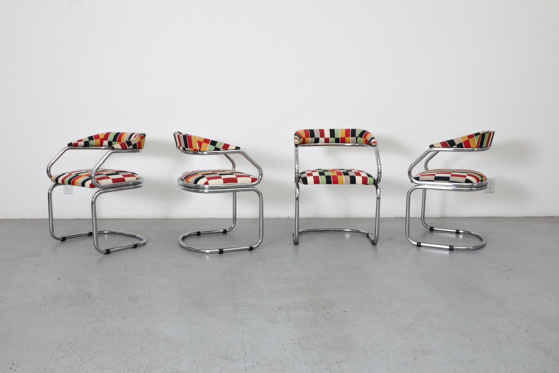 4 Esstischstühle Zougoise Victoria Swiss Modernist aus den 1970er Jahren mit geometrisch gemusterter MOD-Polsterung. Sexy & chic, verchromte, geschwungene Freischwinger aus gebogenem Stahlrohr. Originaler Zustand mit einigen alters- und