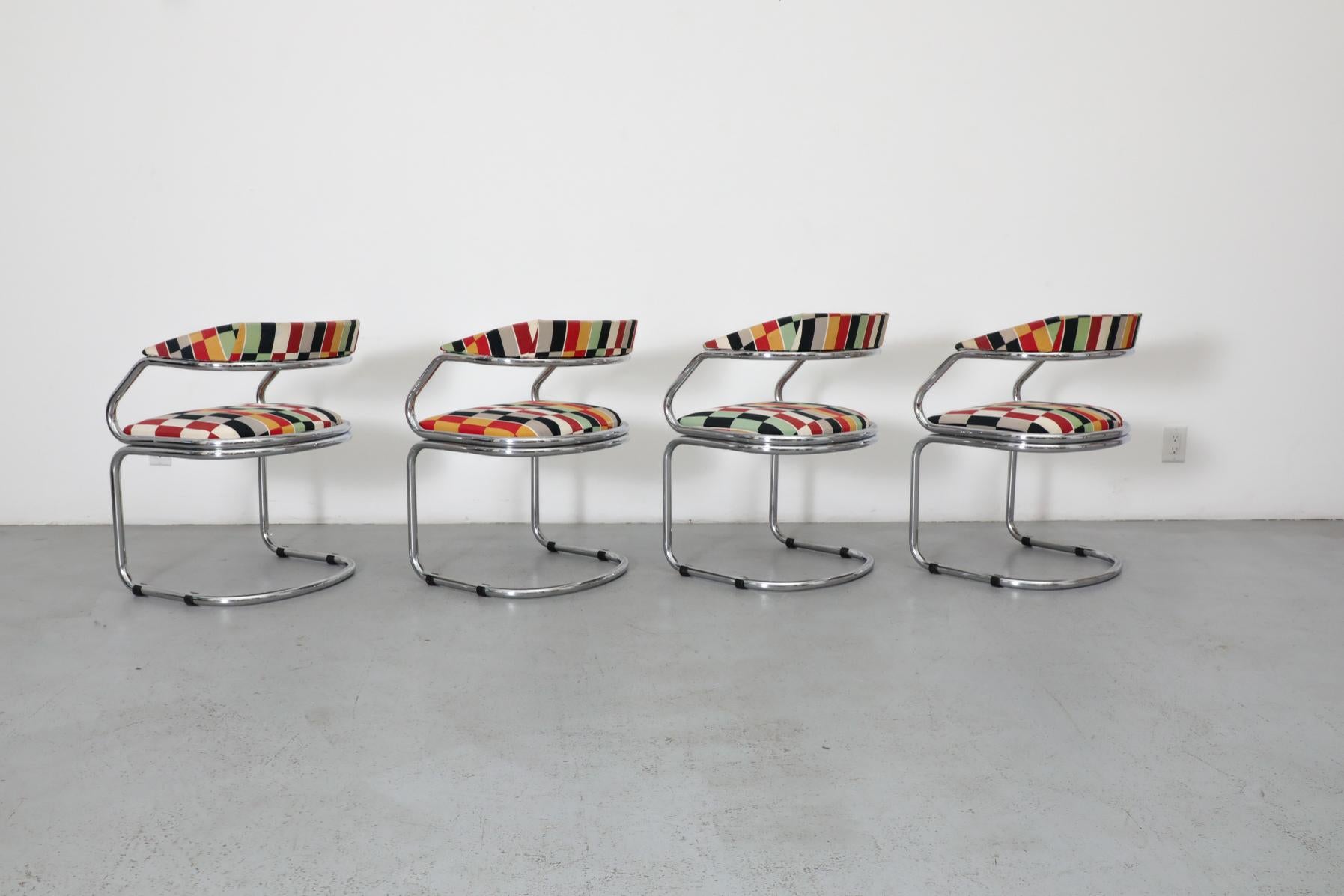 Satz von vier Schweizer Modernist Rohrstühlen aus den 1970er Jahren mit MOD-Polsterung (20. Jahrhundert) im Angebot