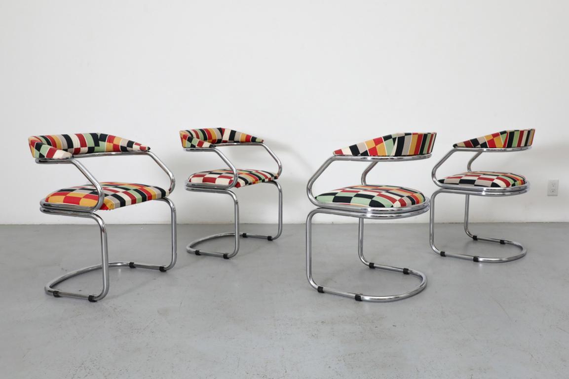 Satz von vier Schweizer Modernist Rohrstühlen aus den 1970er Jahren mit MOD-Polsterung (Stahl) im Angebot