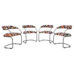 Ensemble de quatre chaises de salle à manger modernistes suisses tubulaires des années 1970 avec tapisserie MOD