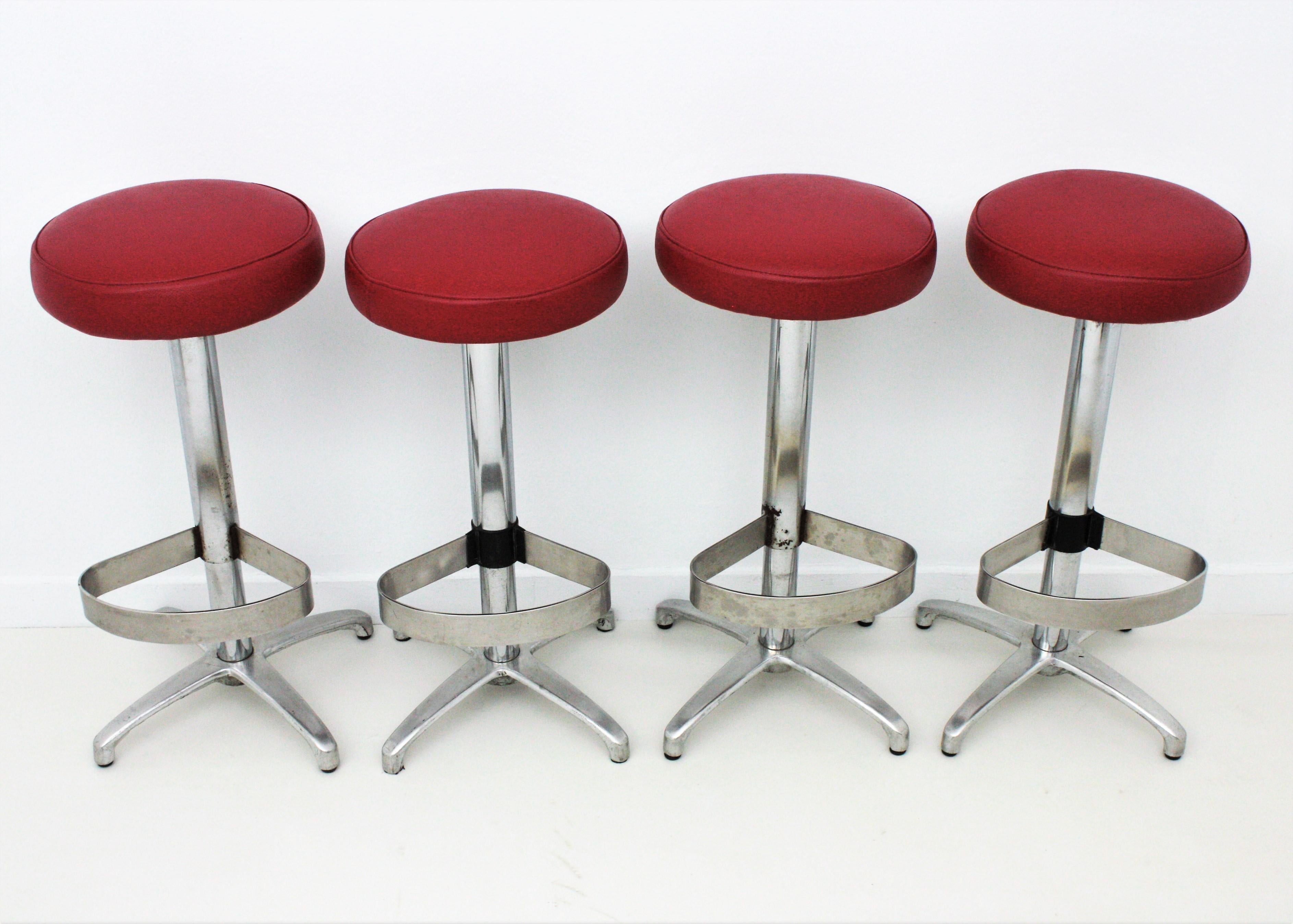 Four Midcentury Bar Stools in Metal Upholstered in Red Leatherette In Good Condition For Sale In Barcelona, ES