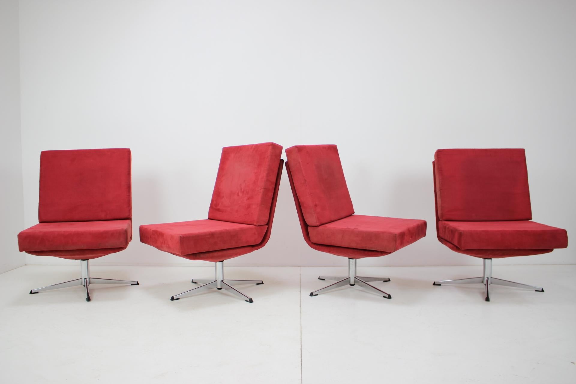 Mid-Century Modern Set of Four Swivel Chairs, 1970's