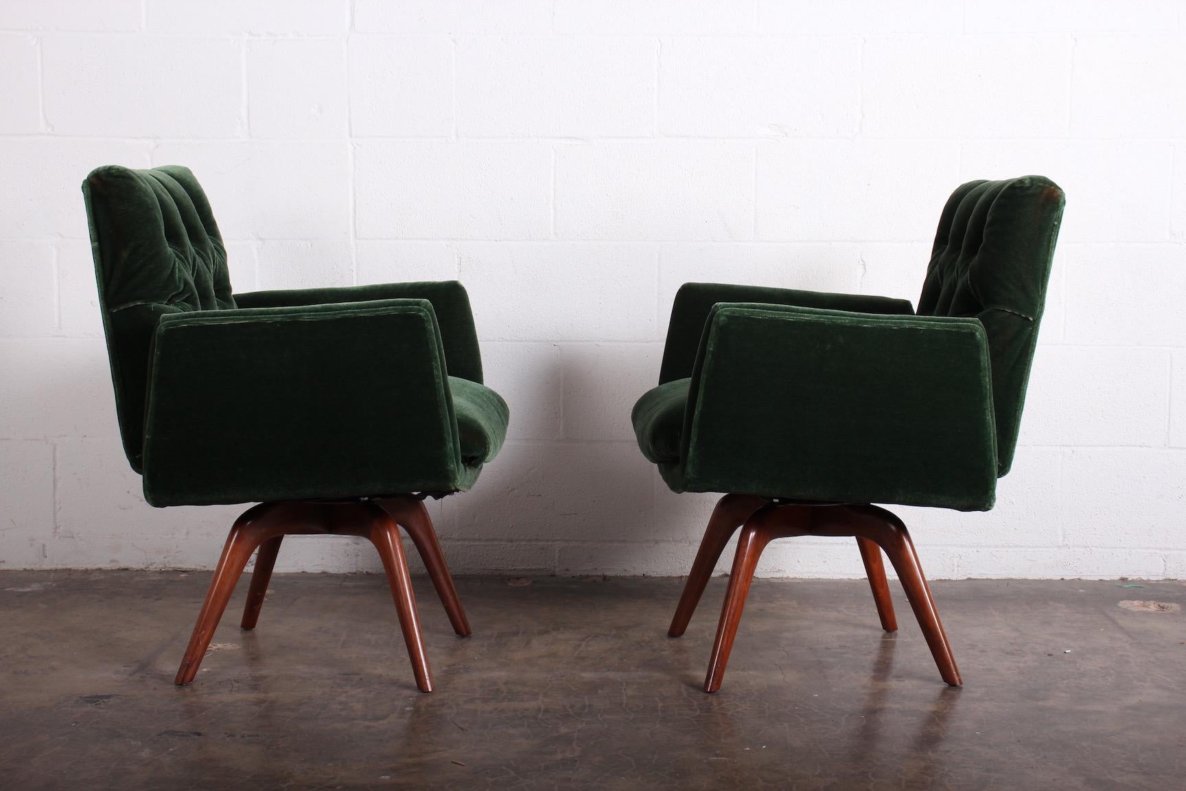 Set of Four Swivel Attributed to Vladimir Kagan In Good Condition In Dallas, TX