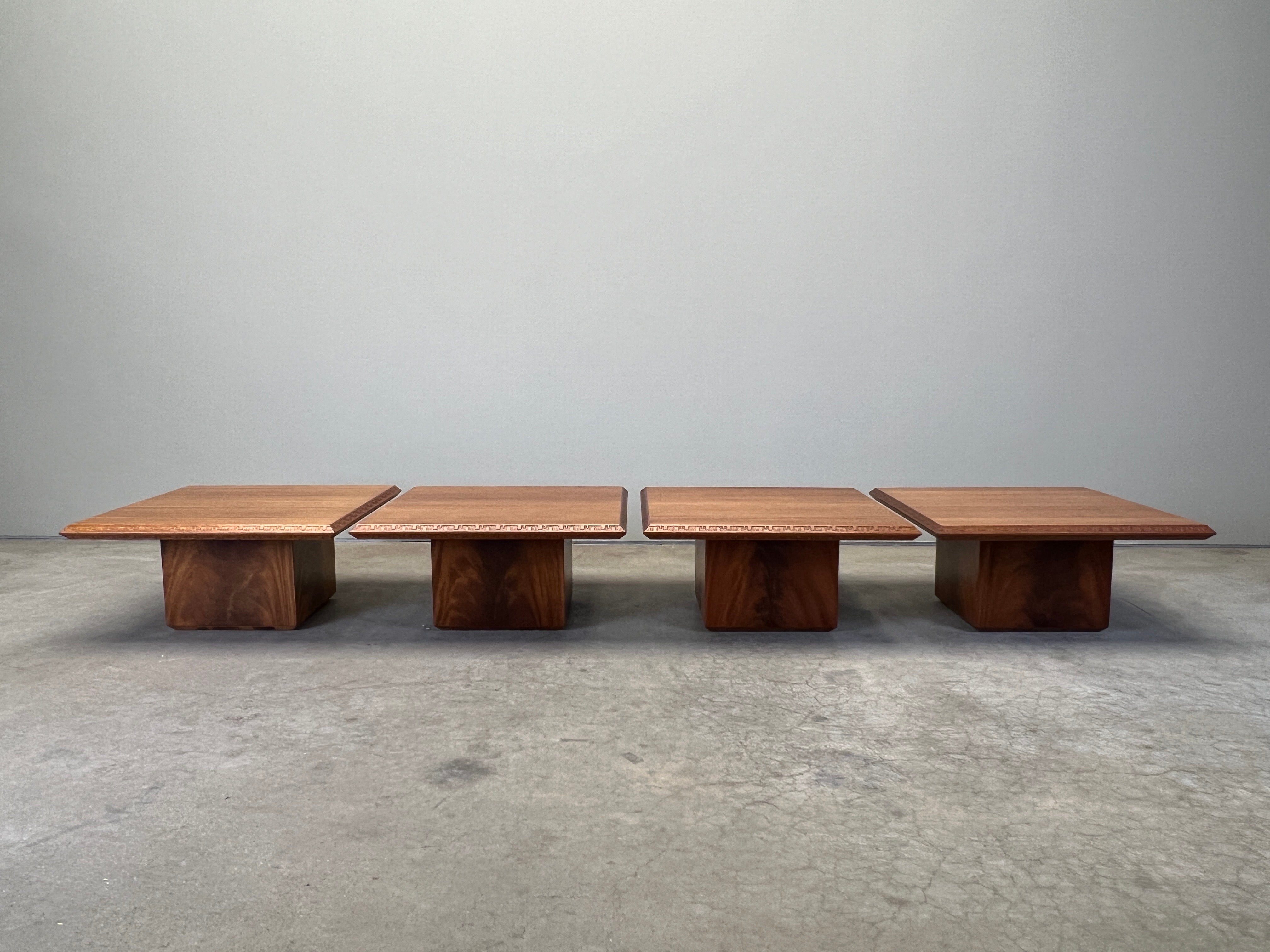 Conjunto de cuatro mesas de caoba diseñadas por Frank Lloyd Wright para Henredon.