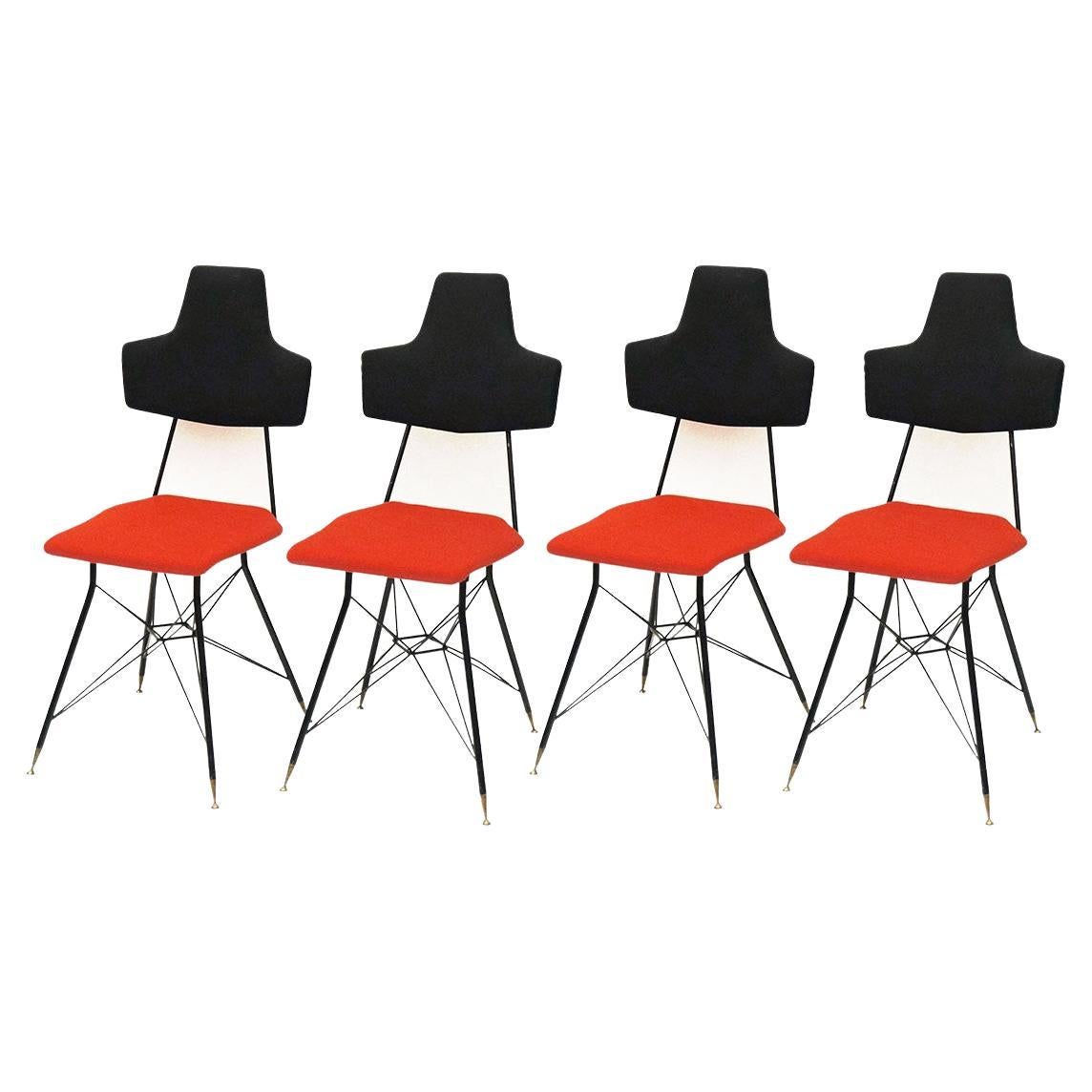 Ensemble de quatre chaises de salle à manger noires et rouges de style talien, années 1950