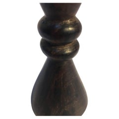 Juego de cuatro candeleros altos de madera tallada a mano