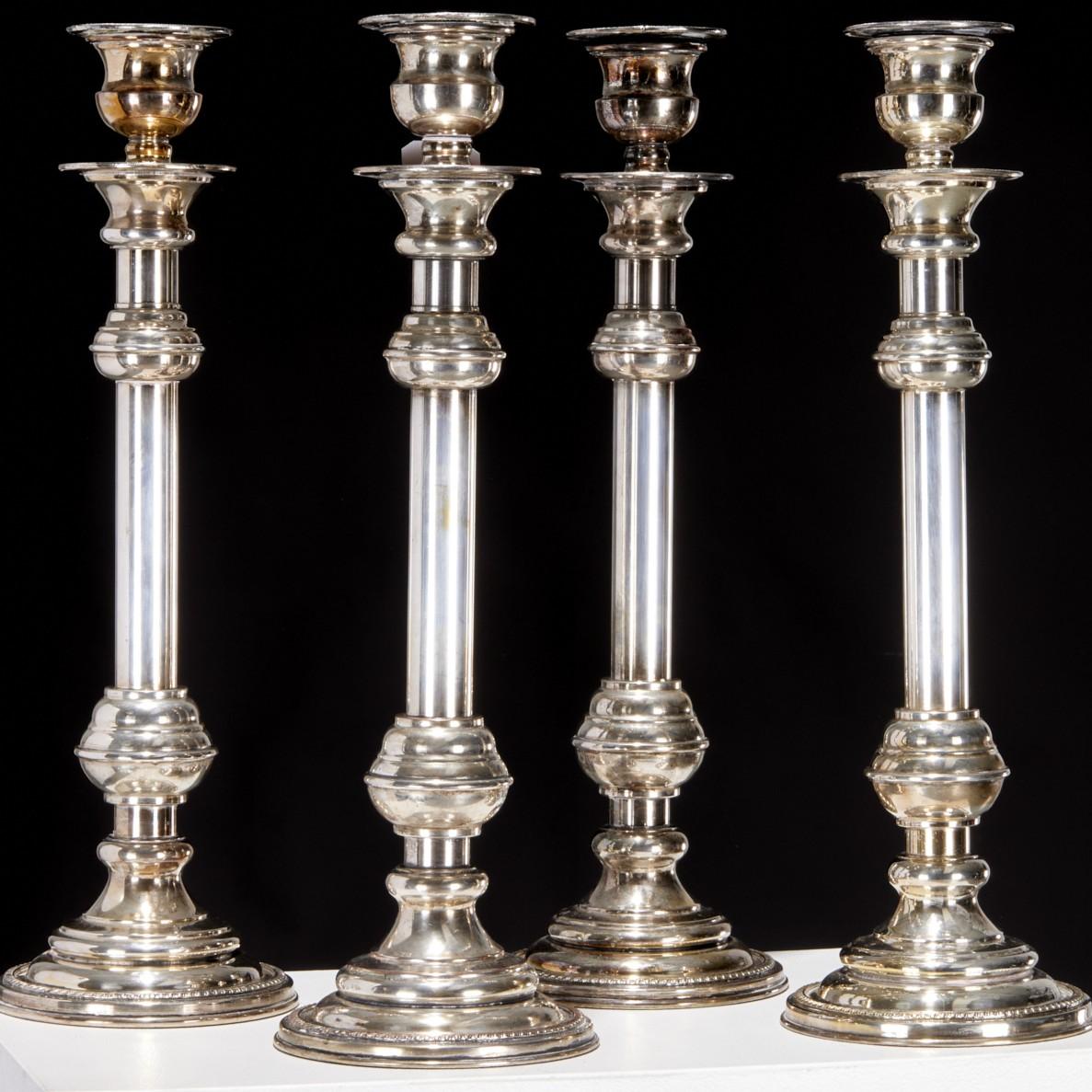 Set of Four Tall Silver Plate Candlesticks by Elkington & Co., England, 20th Century

A refined set of four tall silver-plated candlesticks by the esteemed English firm Elkington & Co., crafted in the 20th century. Each candlestick features a fluted