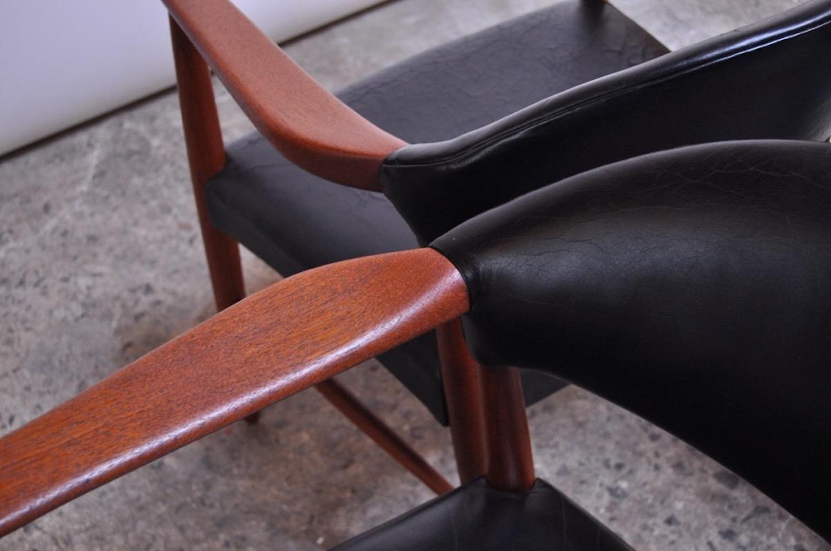 Ensemble de quatre fauteuils en teck et cuir de Kurt Olsen pour Slagelse Møbelværk en vente 4