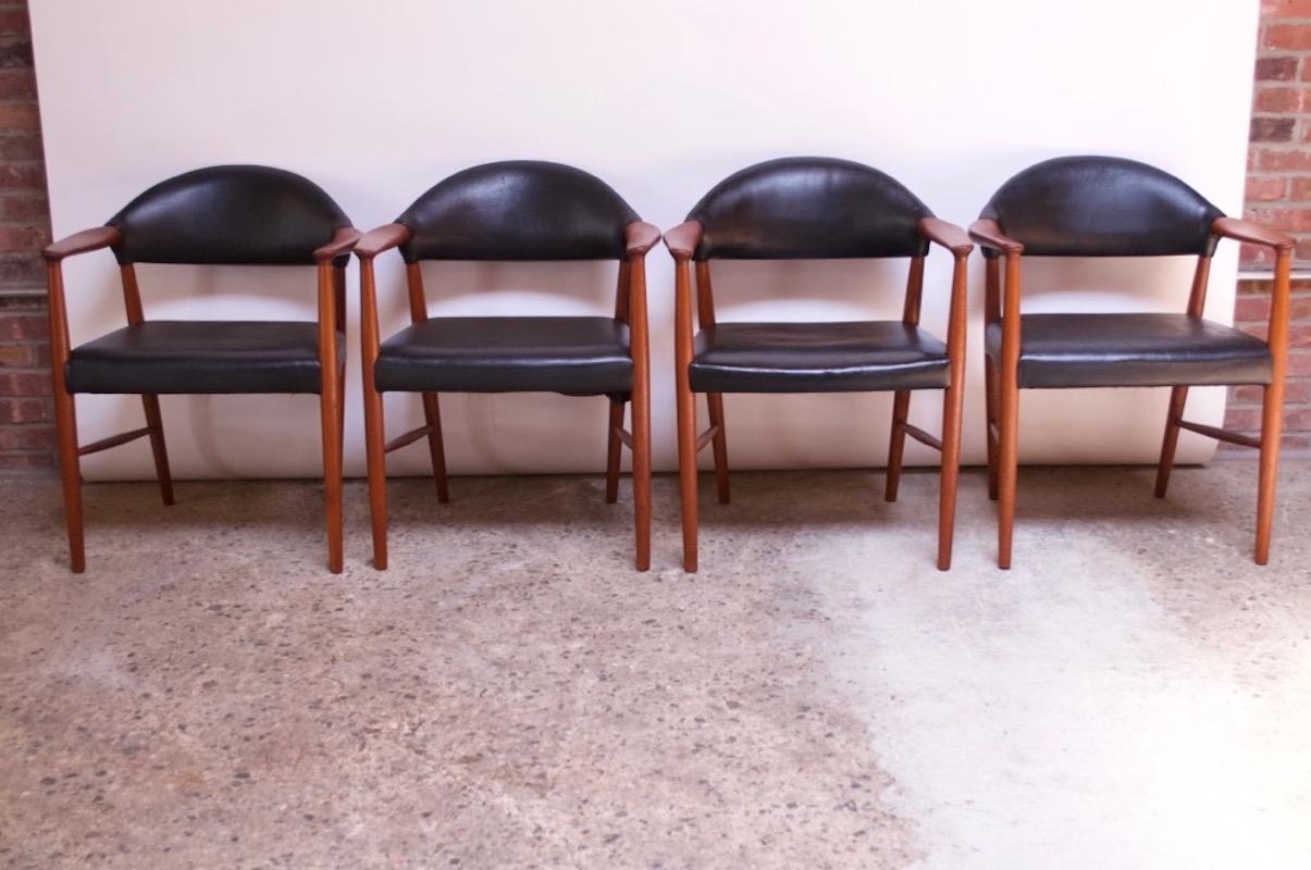 Danois Ensemble de quatre fauteuils en teck et cuir de Kurt Olsen pour Slagelse Møbelværk en vente