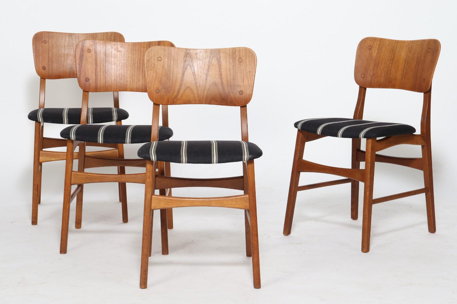 Ib Kofod Larsen. Quatre chaises avec dossier en teck, structure en chêne, sièges garnis de laine. Traces d'usure. H 80 cm, SH 45 cm 