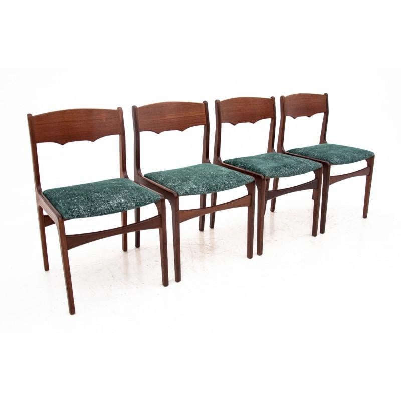 This set is made of 4 teak chairs after full wood renovation.
The upholstery has been changed for the new one, for the colour and the texture similar to the original one.
Solid, stabile construction and Danish design.

    