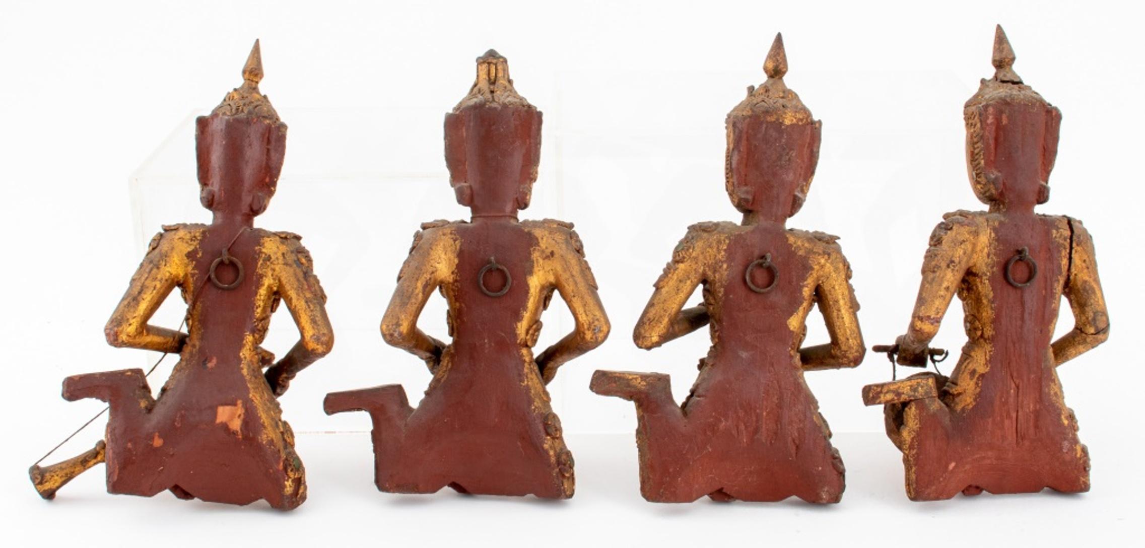 Satz von vier thailändischen Musiker-Skulpturen aus vergoldetem Holz im Angebot 5