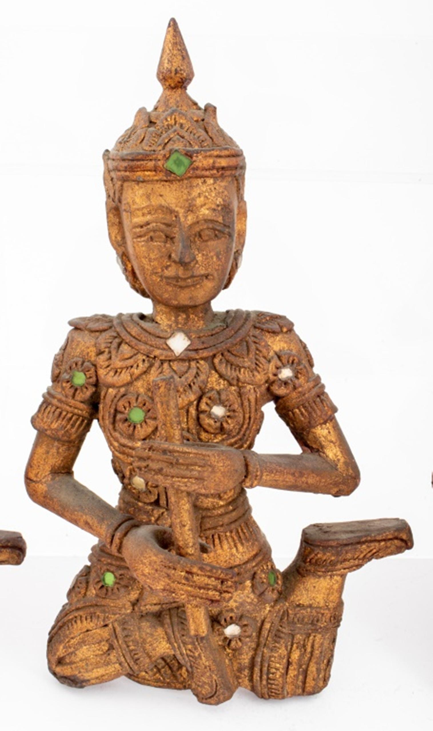Style international Ensemble de quatre sculptures de musiciens thaïlandais en bois doré en vente
