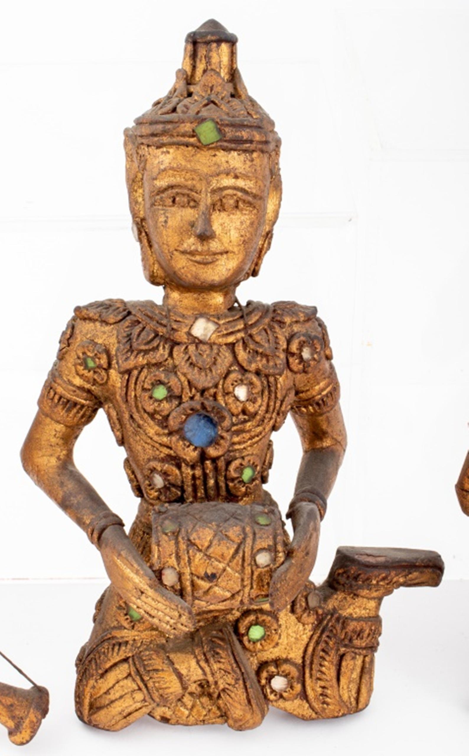 Satz von vier thailändischen Musiker-Skulpturen aus vergoldetem Holz im Zustand „Gut“ im Angebot in New York, NY
